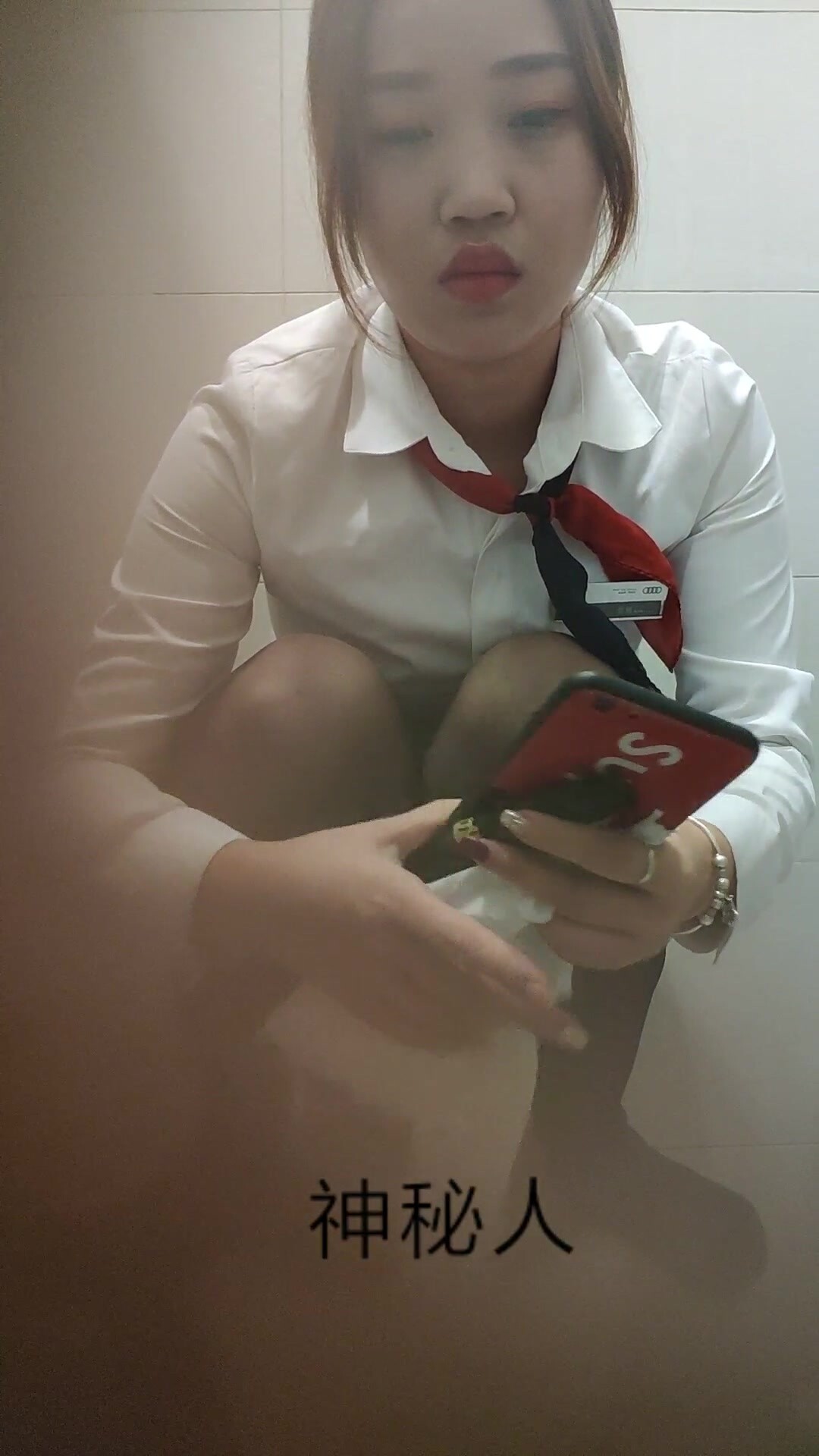 保時捷4S店暗藏攝像頭偷拍女銷售尿尿都是高階大氣上檔次的逼 (1)