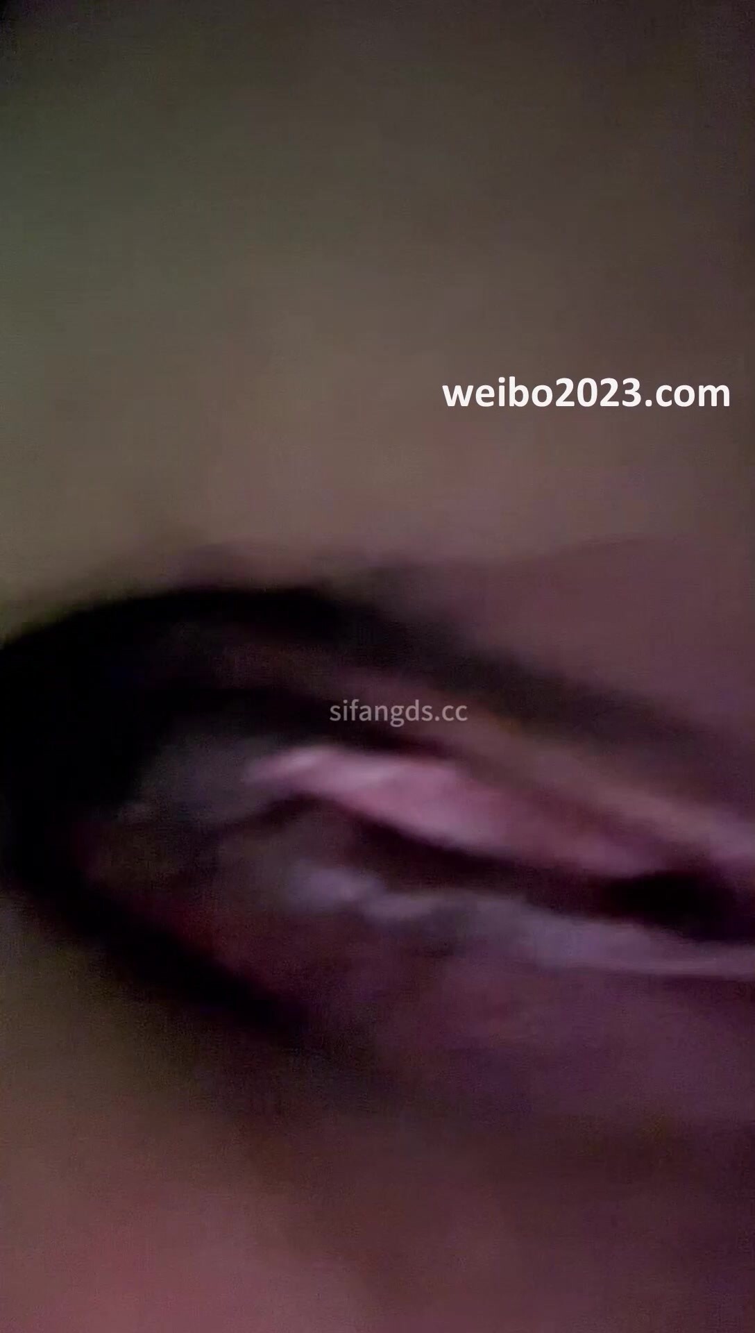 抄底舞蹈社大學生妹子，陰唇偏深色，但是能看到逼裡的一點粉嫩的肉唇，來姨媽了，逼上還夾著一塊血塊