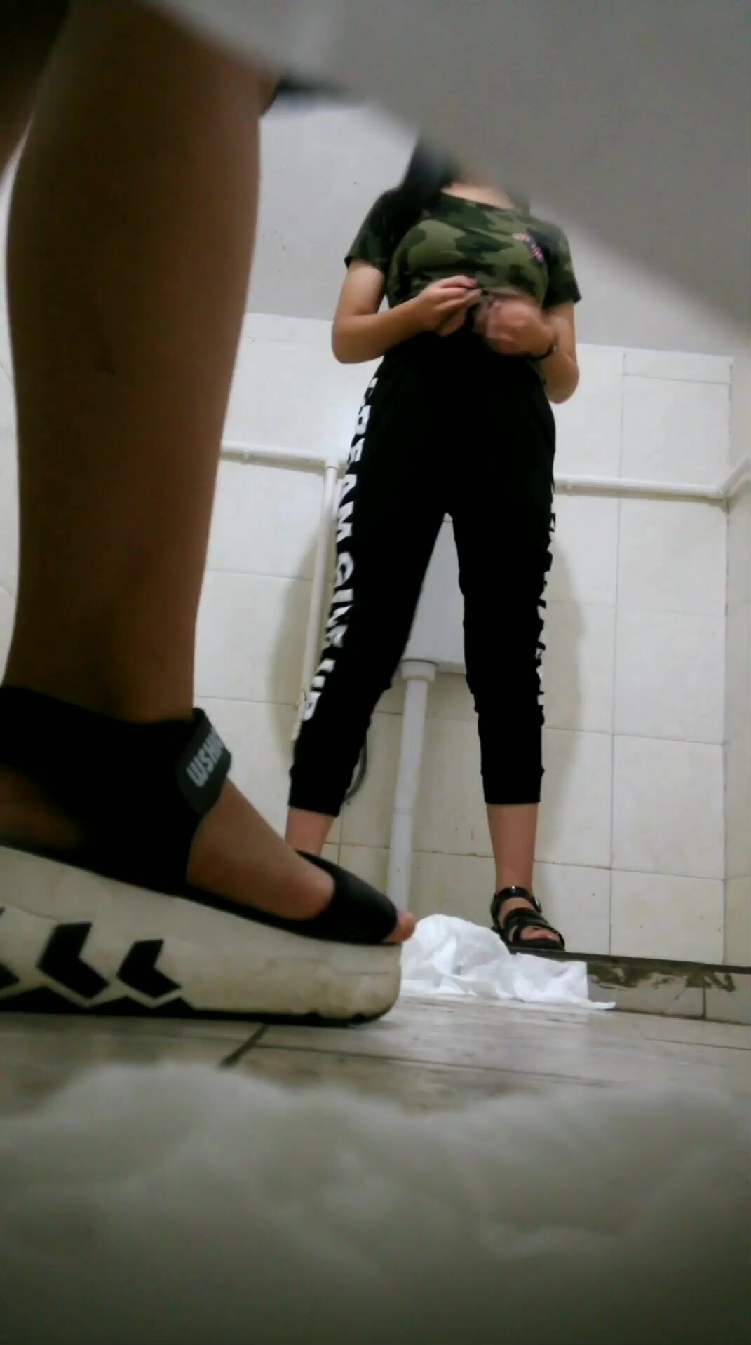 貴在真實，學生公寓女廁，正面全景臉逼同框，偸拍形形色色各種型別妹子方便，高畫質無水印原版 (2)