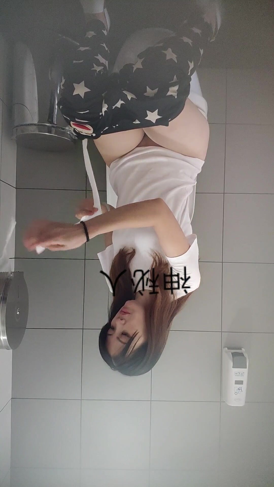 保時捷4S店暗藏攝像頭偷拍女銷售尿尿都是高階大氣上檔次的逼 (5)