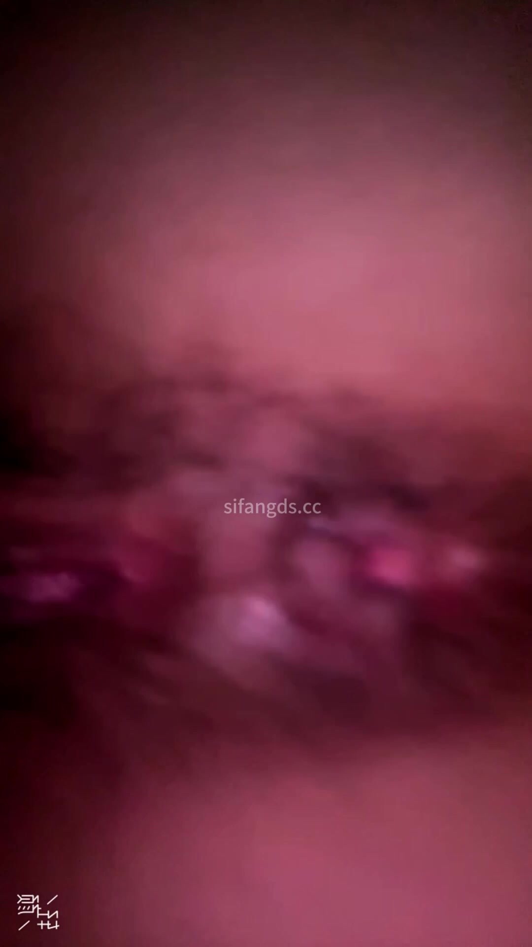 穿著防曬衣的大二舞蹈社嫩妹抄底尿尿，仔細欣賞一下她沒經過什麼