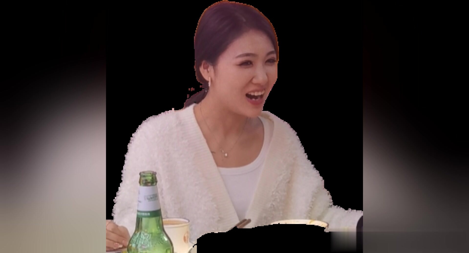 後拍幾個美女尿尿 白毛衣精緻靚女連拉尿帶吐
