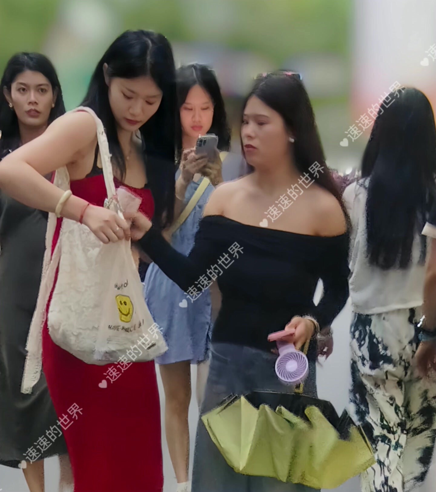 九月新流出步行街路邊公廁手持偷拍到幾個青春靚麗美女尿尿蹲著拍被發現幸好跑得快