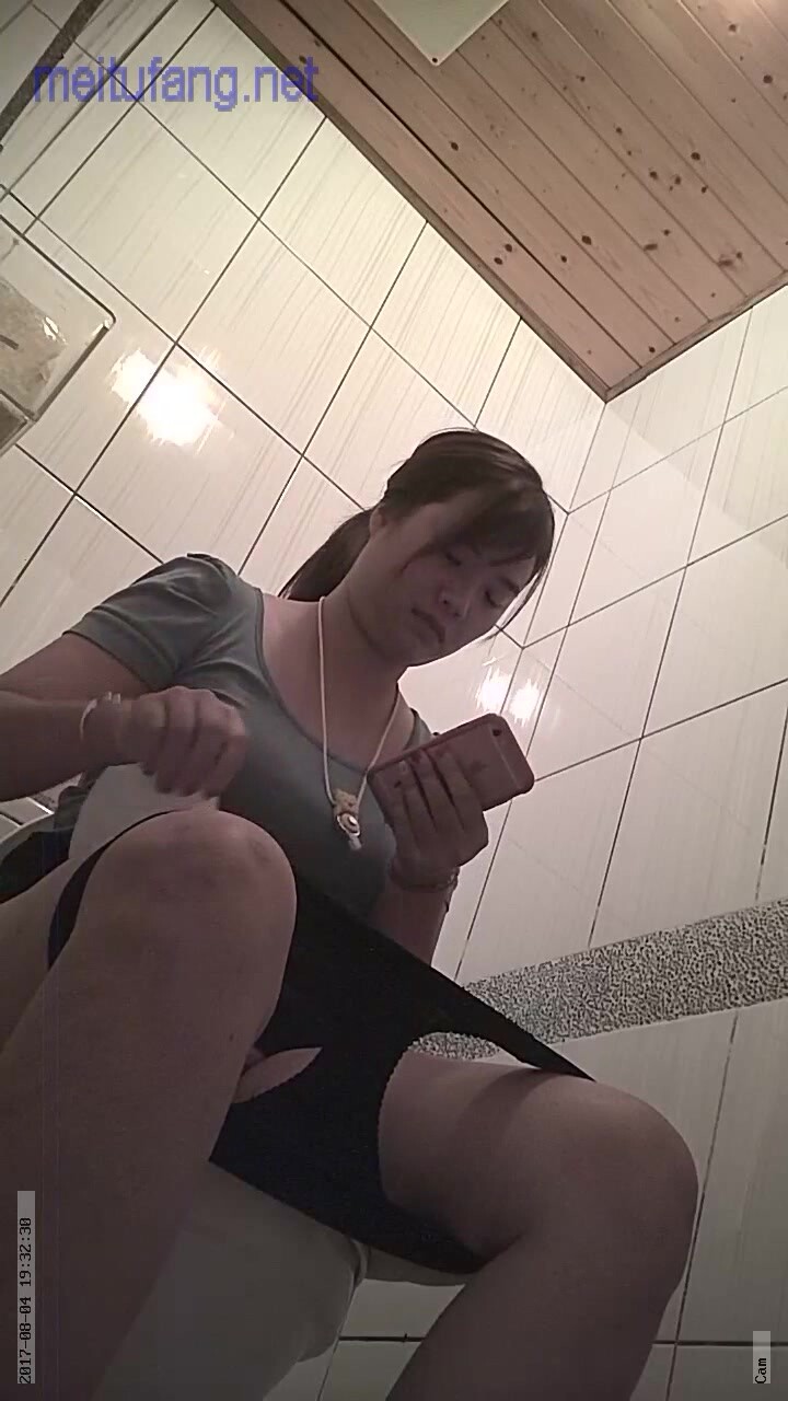 餐廳女廁全景偷拍多位美女噓噓各種美鮑完美呈現