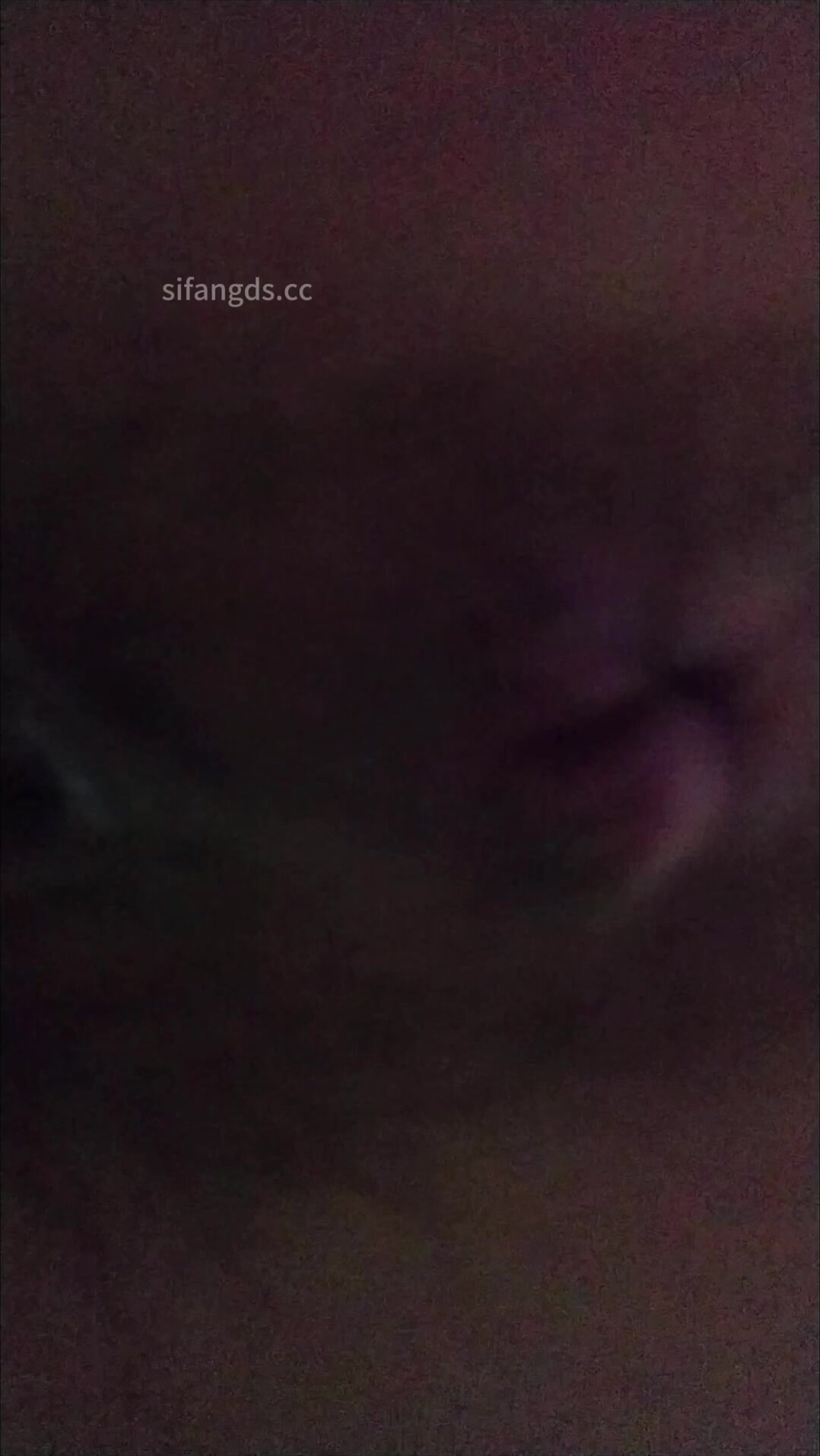 抄底拍到穿紅藍色民族舞的舞蹈生嫩逼，大陰唇看著真的好長啊，這