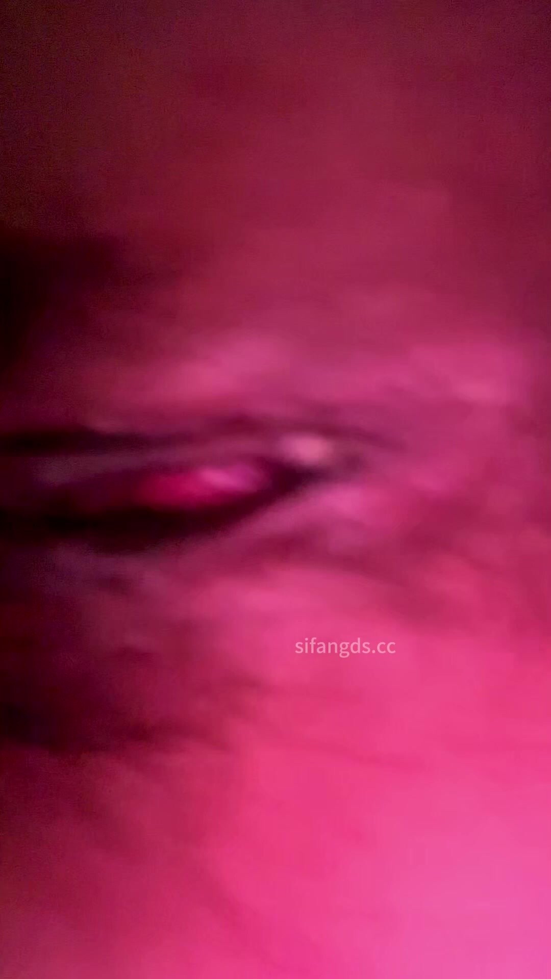 抄底大四微胖的學姐尿尿，小逼逼有點發黑了，在大學幾年沒少被草