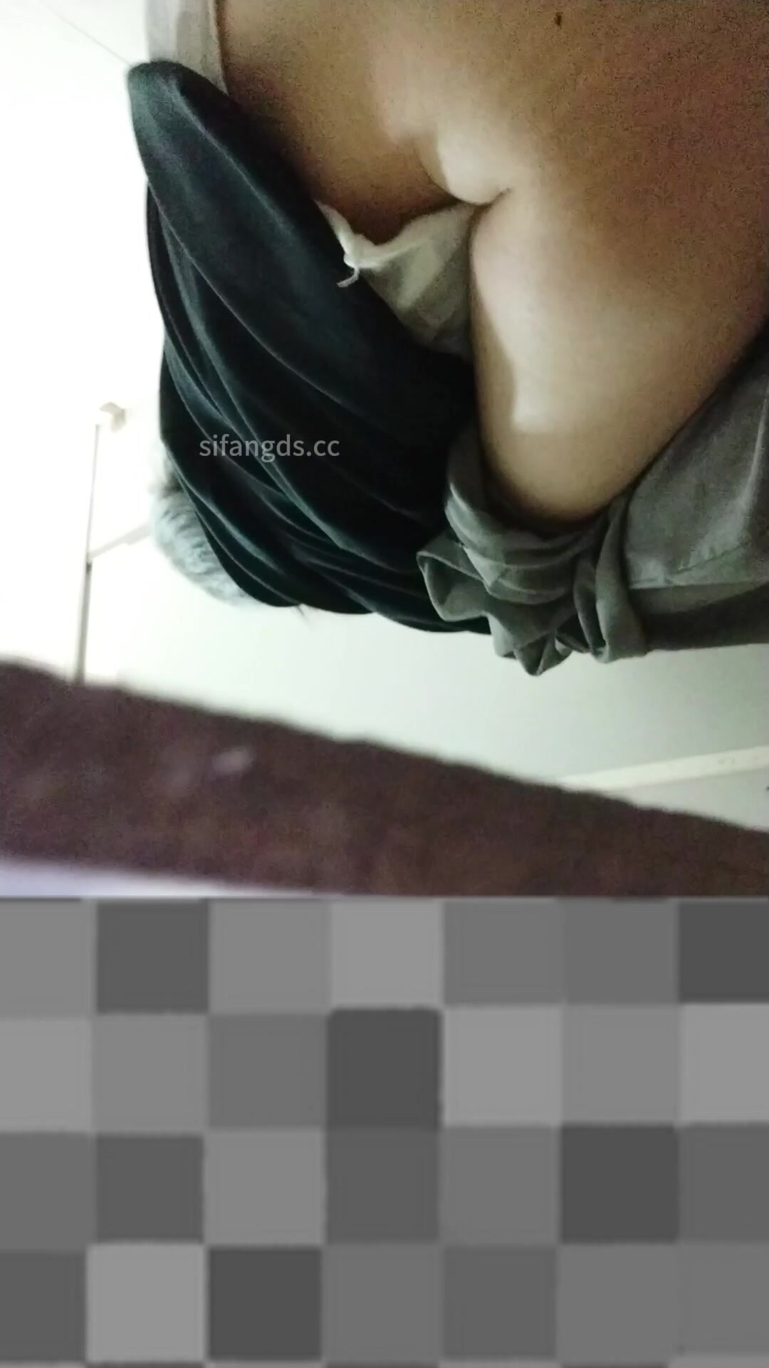 小逼逼有點張開但是看著確很緊的學生妹拉屎，小逼都有點反光了