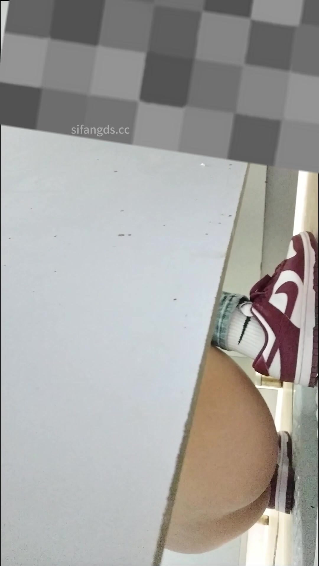 穿紅色耐克的小黑逼學生妹，屁股蹲的太低了抄不到底，只能前拍她