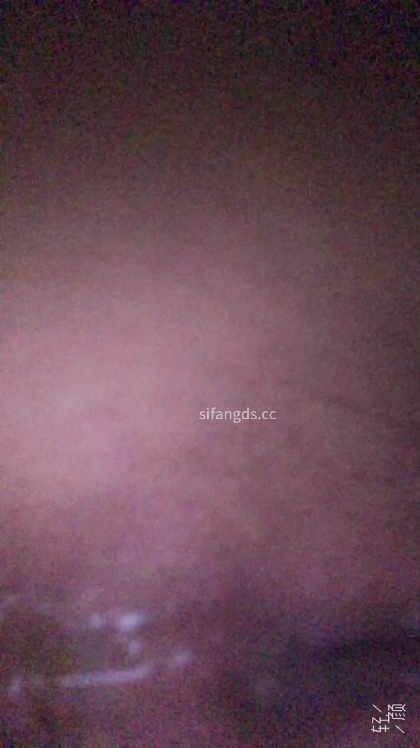 自帶補光的裝置抄底大學妹子尿尿，小逼真的很好看，想直接舔上去