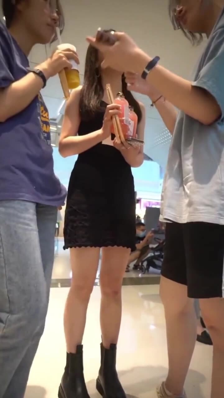 商城一路跟蹤抄底漂亮學生妹 逛街居然沒穿內內看著還蠻清純的