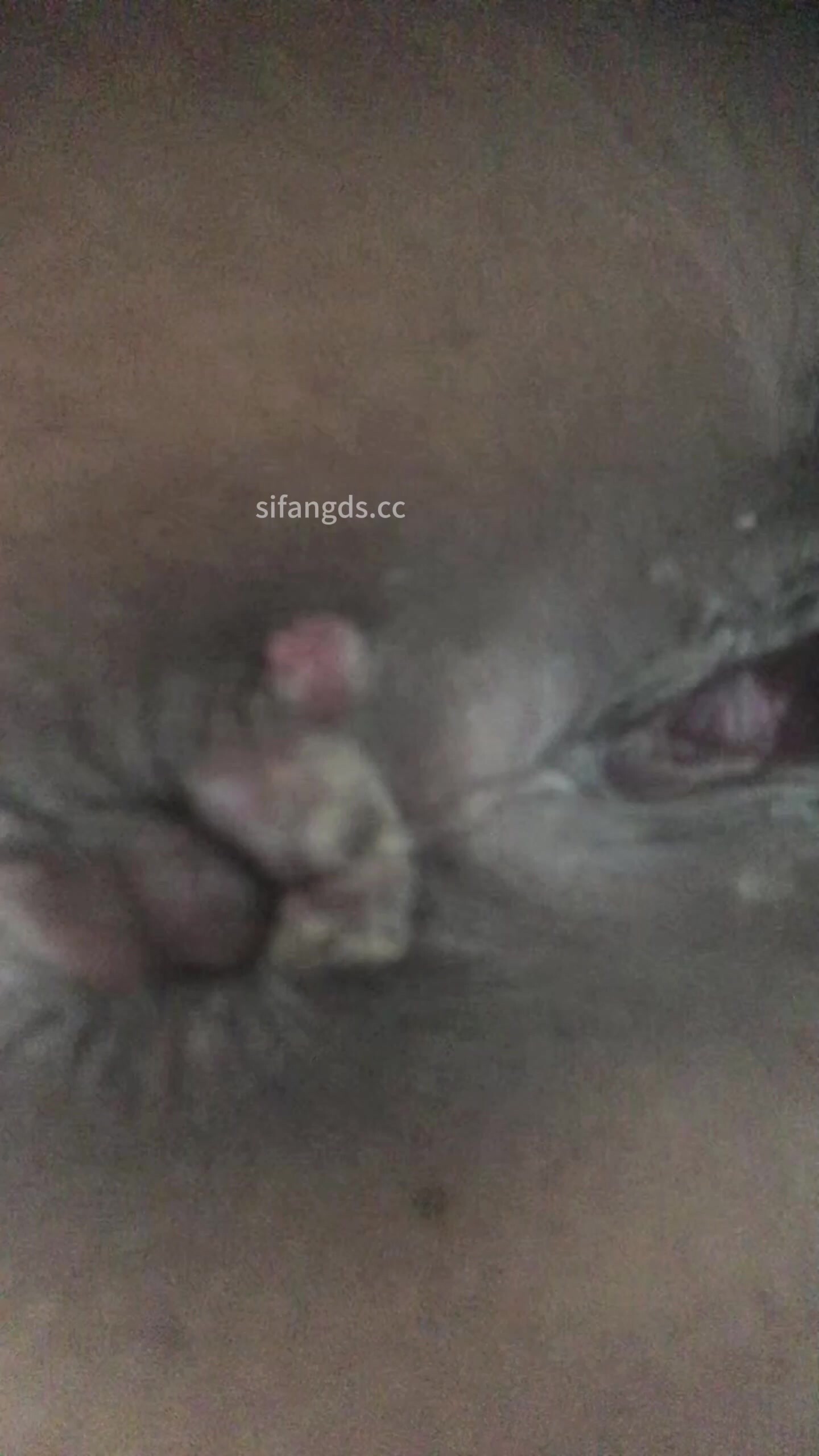 穿AJ的生物老師身剛進來尿尿身上一股香味撲鼻，滴下來的尿液喝