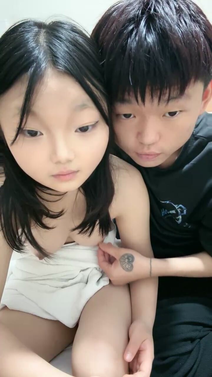 清純小妹露臉讓兩個渣男小哥玩弄，乖巧聽話聽狼友指揮，掰開粉嫩的騷穴給狼友看，大雞巴直接插入浪叫不止