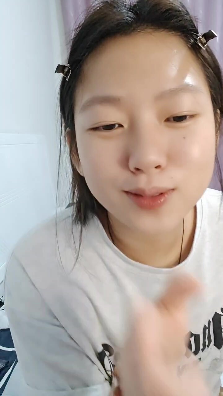 看著很清純的妹子，全程露臉脫光了衣服陪狼友騷，浴室洗澡誘惑還小跳一下，在家偷偷吸菸給狼友看逼逼特寫