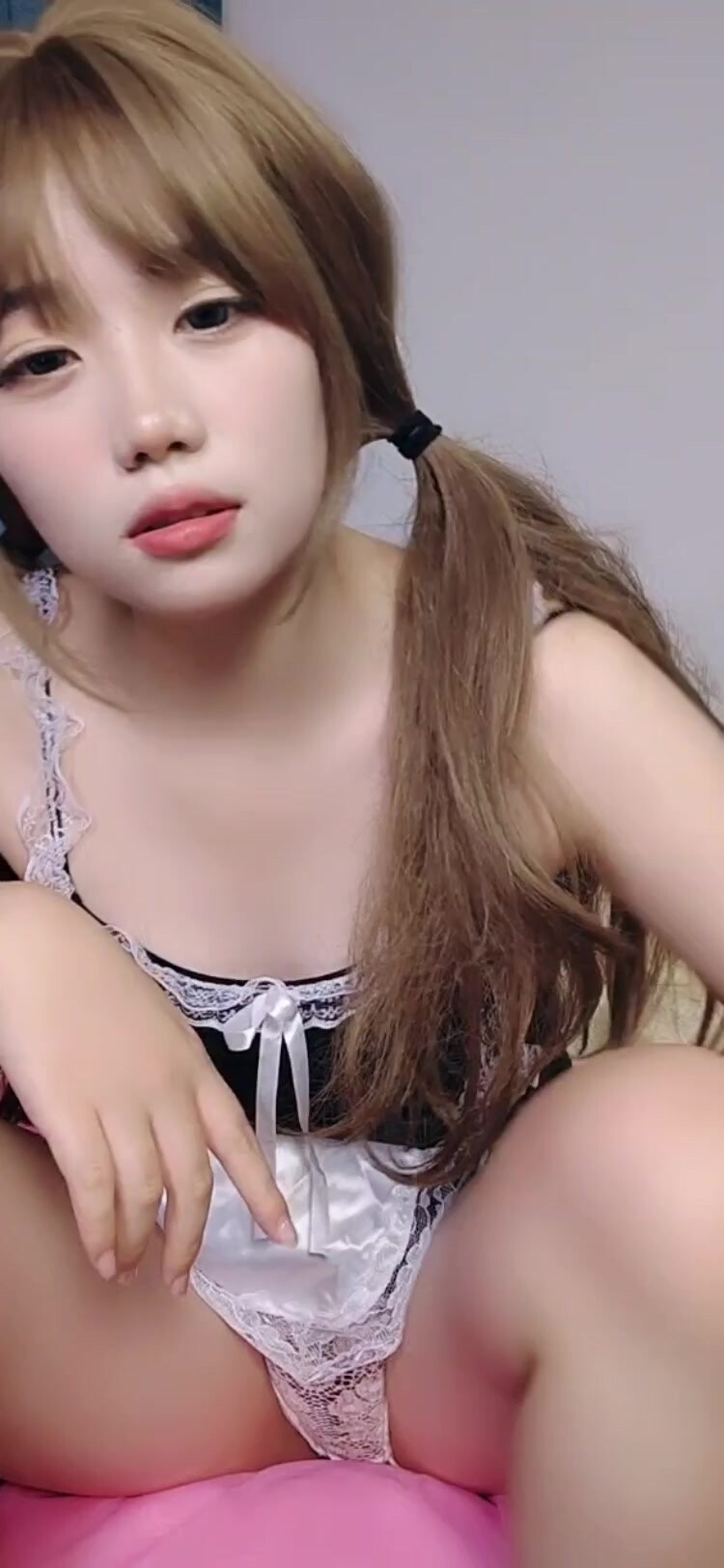 新來的美女主播露臉女僕裝誘惑，雙馬尾好可愛，聽狼友指揮互動撩騷，揉奶玩逼跳蛋摩擦，洗澡誘惑精彩又刺激