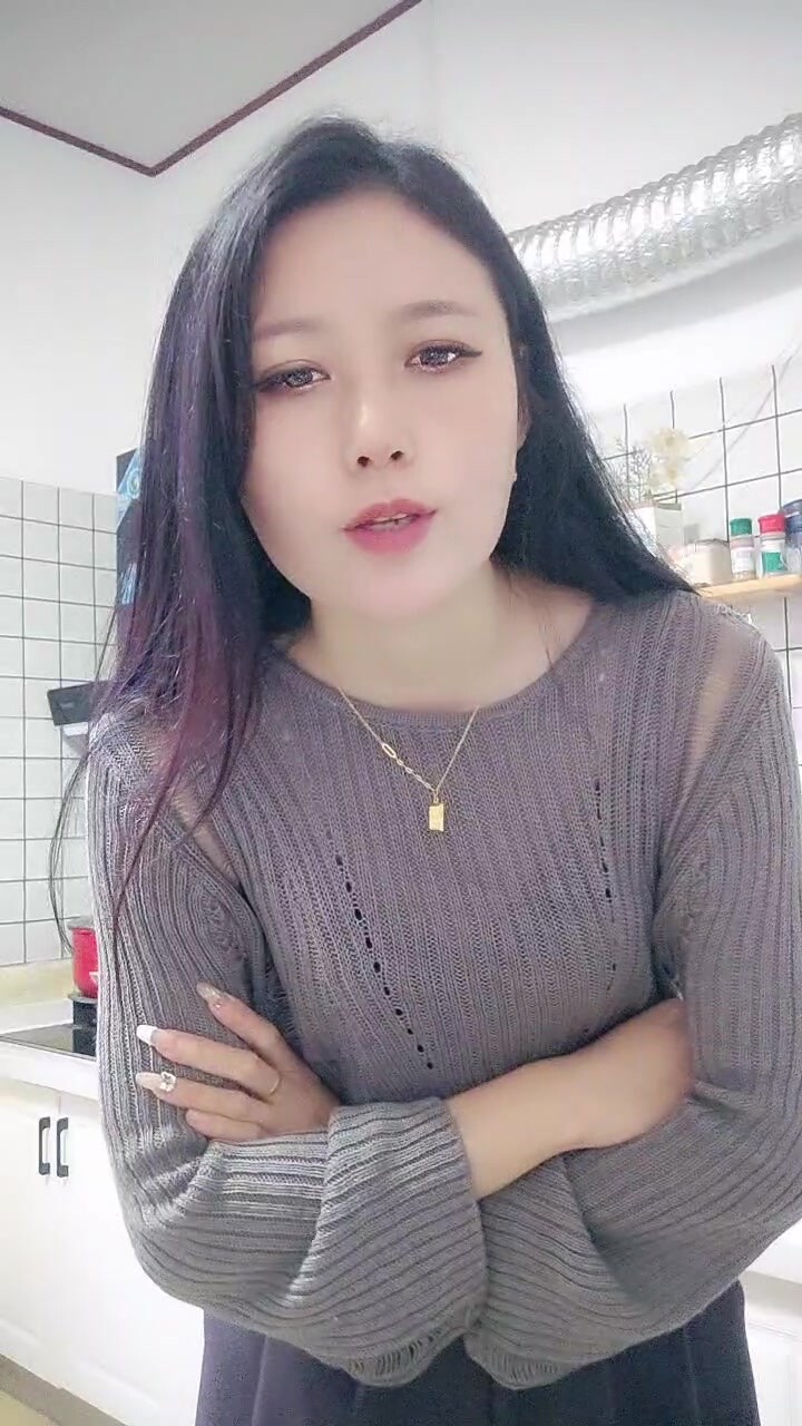 良家美少婦露臉一個人在家偷偷的發騷，全程露臉化妝臺前脫光揉奶玩逼，口活棒插進逼逼裡了浪叫呻吟，好刺激