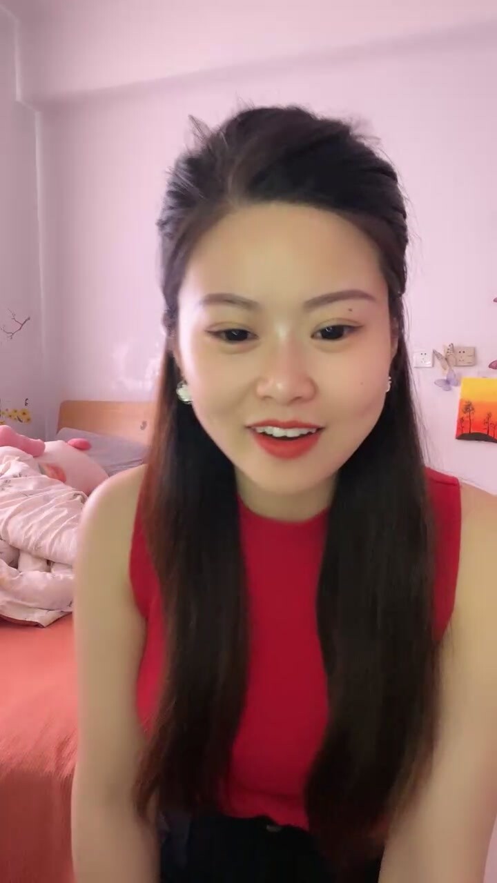鄰家小姐姐真騷啊，全程露臉跟狼友互動撩騷慢慢脫光誘惑狼友，揉奶玩逼舔弄假雞巴，道具抽插浪叫不止表情騷