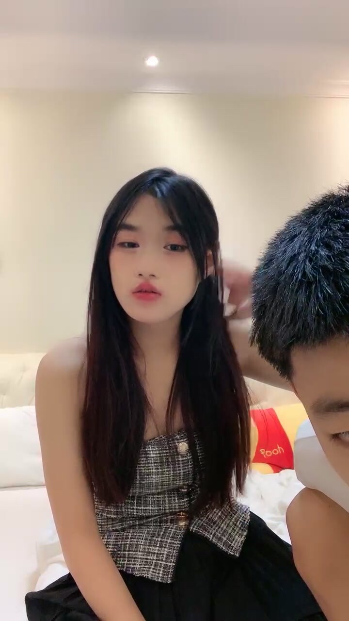 渣女小太妹跟小哥酒店開房啪啪，全程露臉被小哥壓在身下暴力抽插，無套激情上位猛幹，浪叫呻吟不斷精彩刺激
