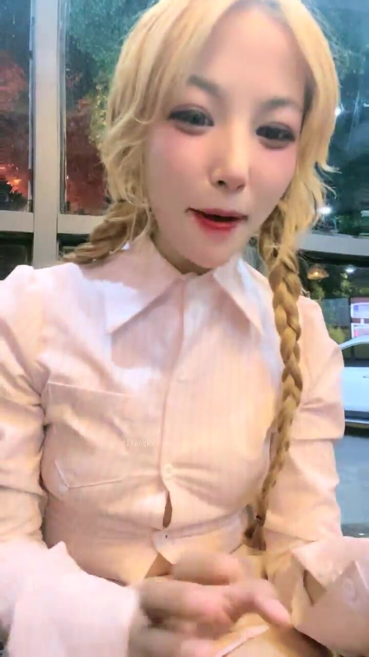 【喬寶快噴啊】和幾個舔狗線下見面，火鍋店內開幹，廁所大炮，酒吧和戶外自慰噴水，真是膽大包天 (1)