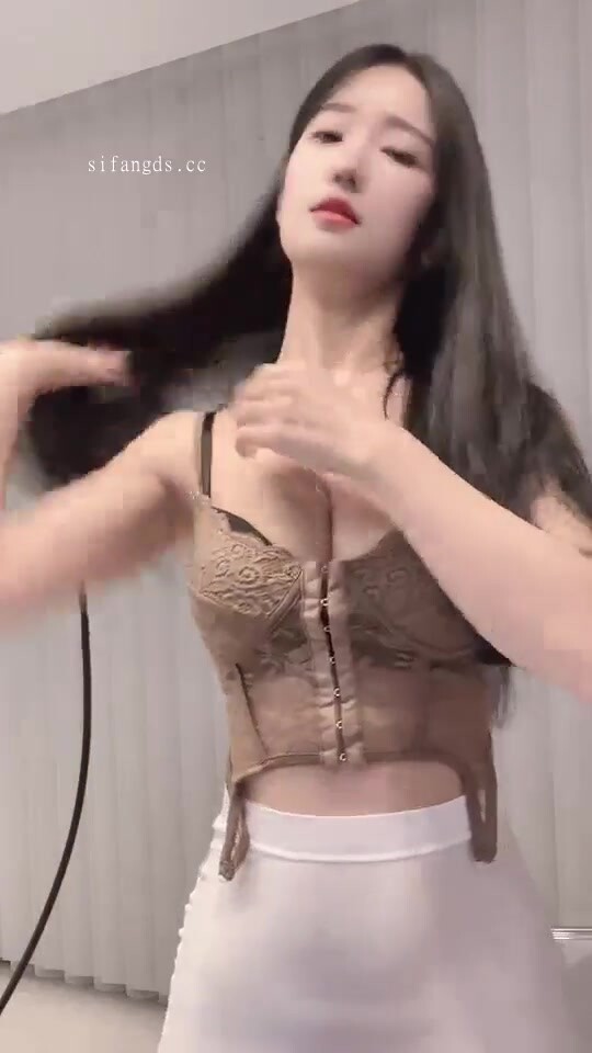 極品御姐！【私人尤物】第二彈，高顏值美乳御姐口爆大秀