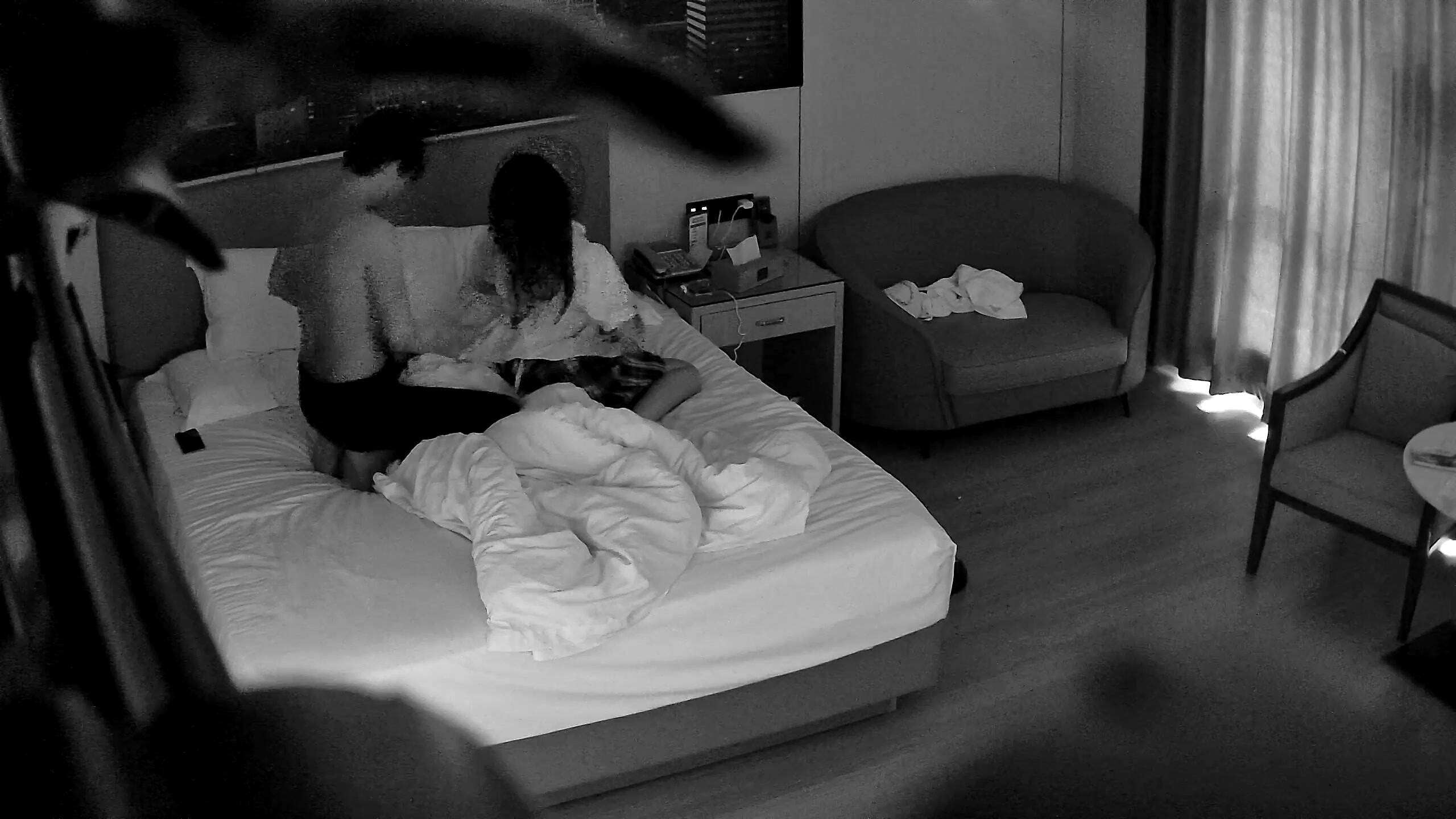 【酒店偷拍】大學生情侶開房，女生身材苗條顏值清秀，相擁而眠一看就是談了好久了，沒怎麼做愛(2)
