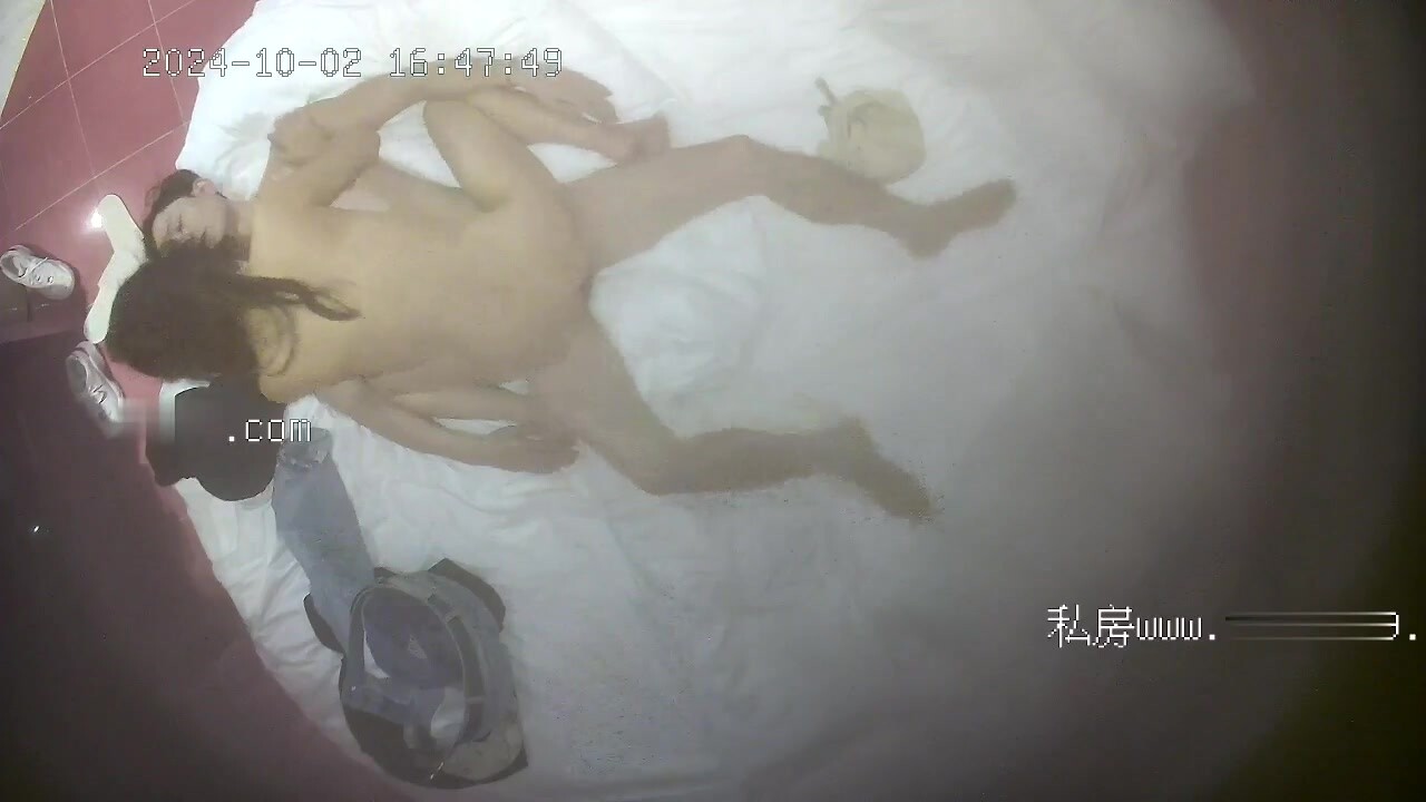 新流出酒店偷拍情趣大圓床富二代小哥調教玩弄模特身材情趣女僕裝開檔黑絲女友為了拍照居然用上了醫用鴨嘴
