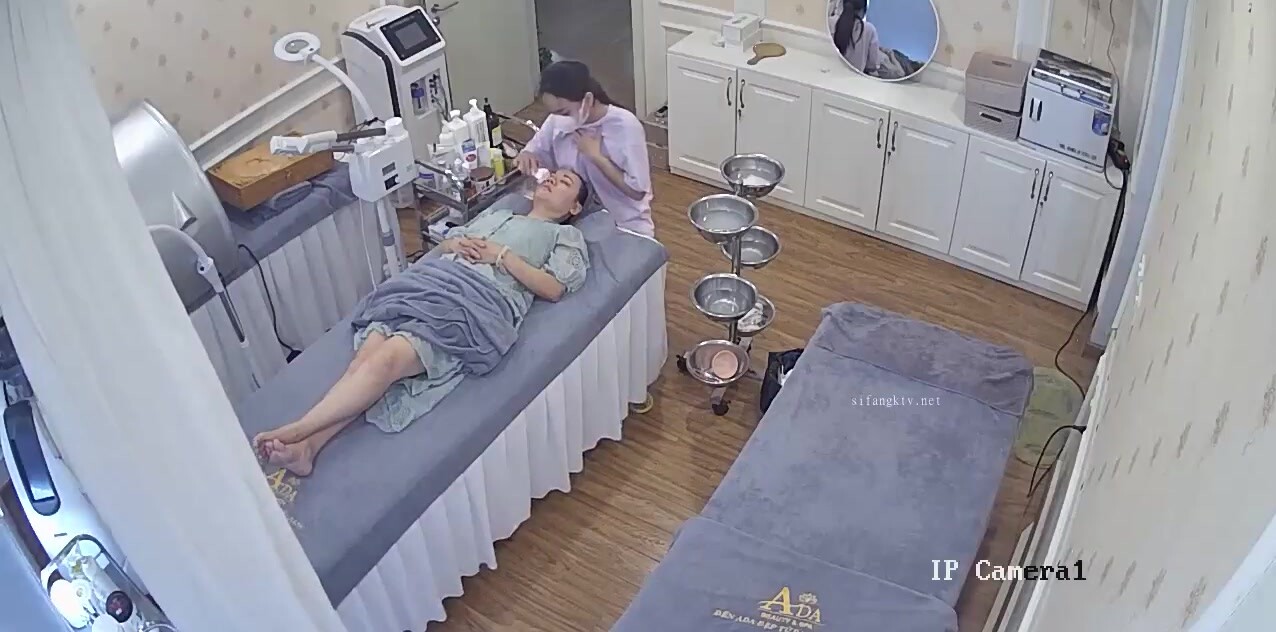 《美容院監控破解》來給BB做保養的美少婦先刮B毛再做護理
