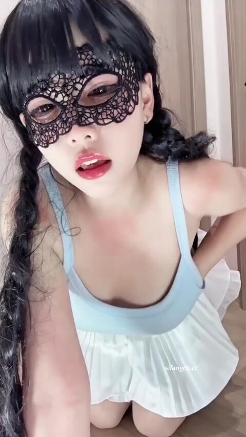 素片天花板 蘿莉【小乖】福利 黑絲玉足 劇情演繹 各種制服cos-4彈 水都扣氾濫了！粉嫩腳丫太美了 (1)