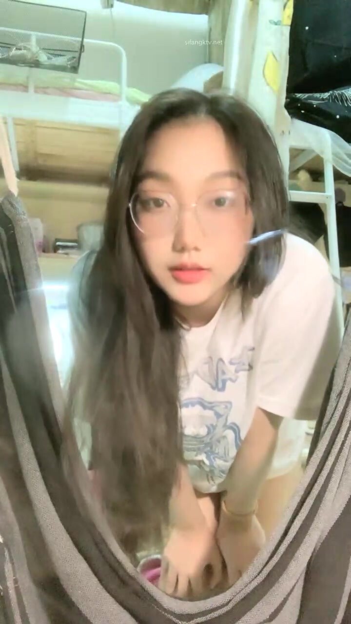 【小野貓】青春靚麗19歲，G奶學妹~女生宿舍偷播~天然巨乳~沐浴掰穴柔逼，陰毛濃密水汪汪 (1)