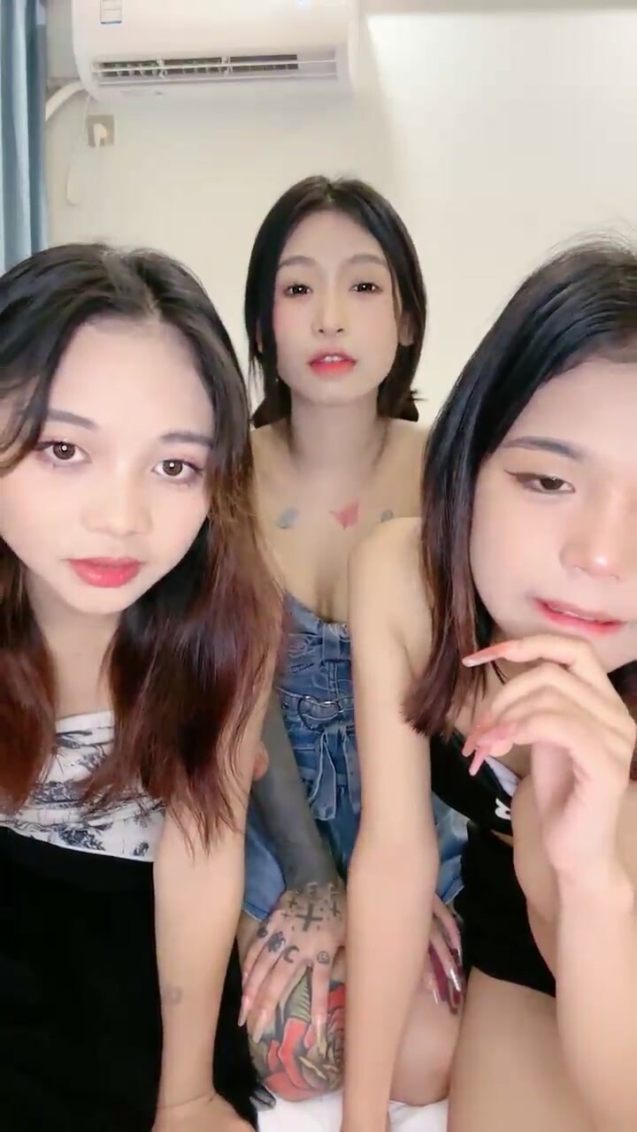 【廣西三姐妹】三位小太妹，大紋身，大長腿，身子嫩，三女互摸，互插。太淫亂 (1)