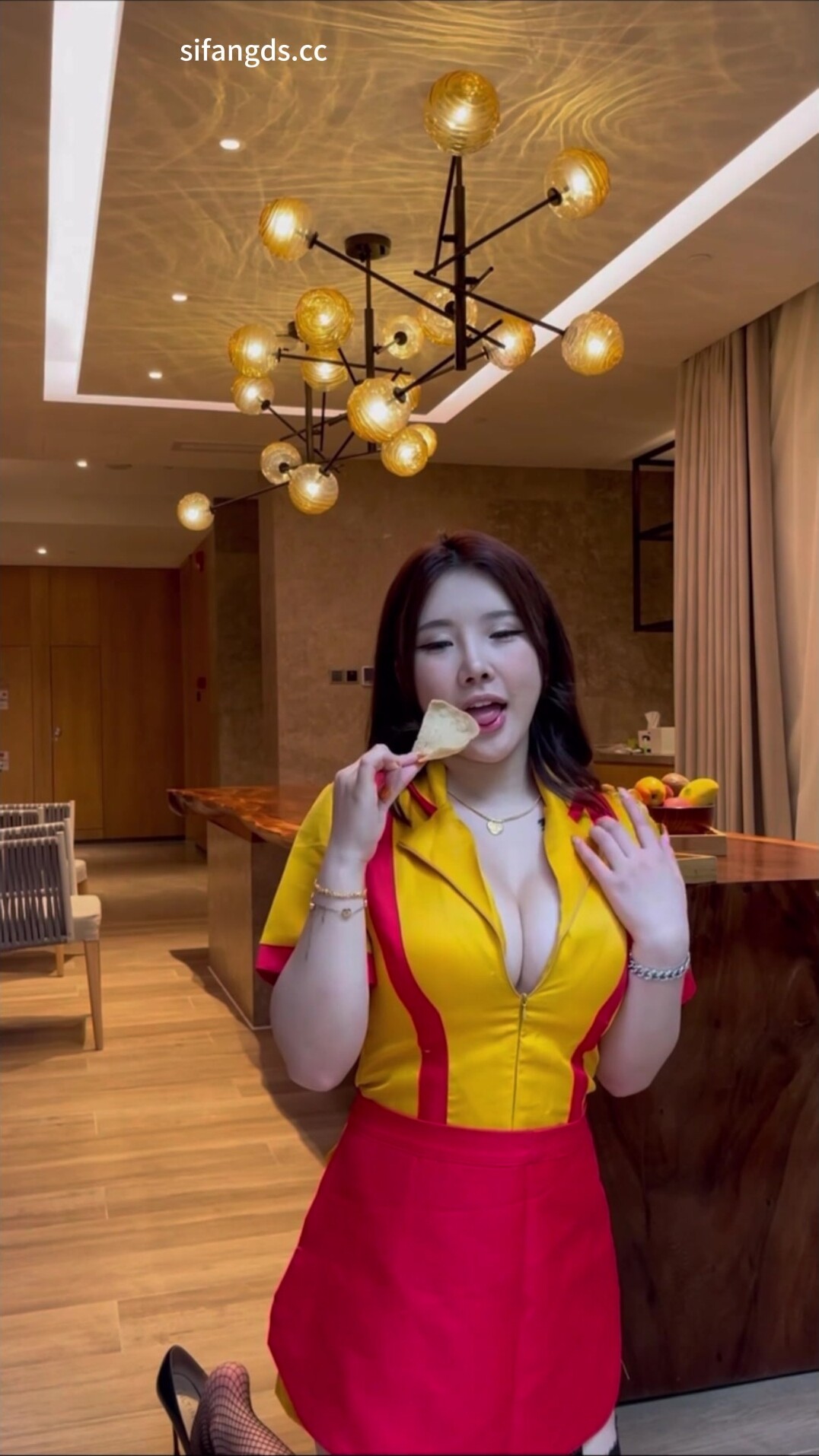 【秀人重磅】小海臀Rena寫真福利合集，有露臉露乳暈的，有誘惑攝影師的，渾圓大屁股坐到攝影師大腿上 (1)