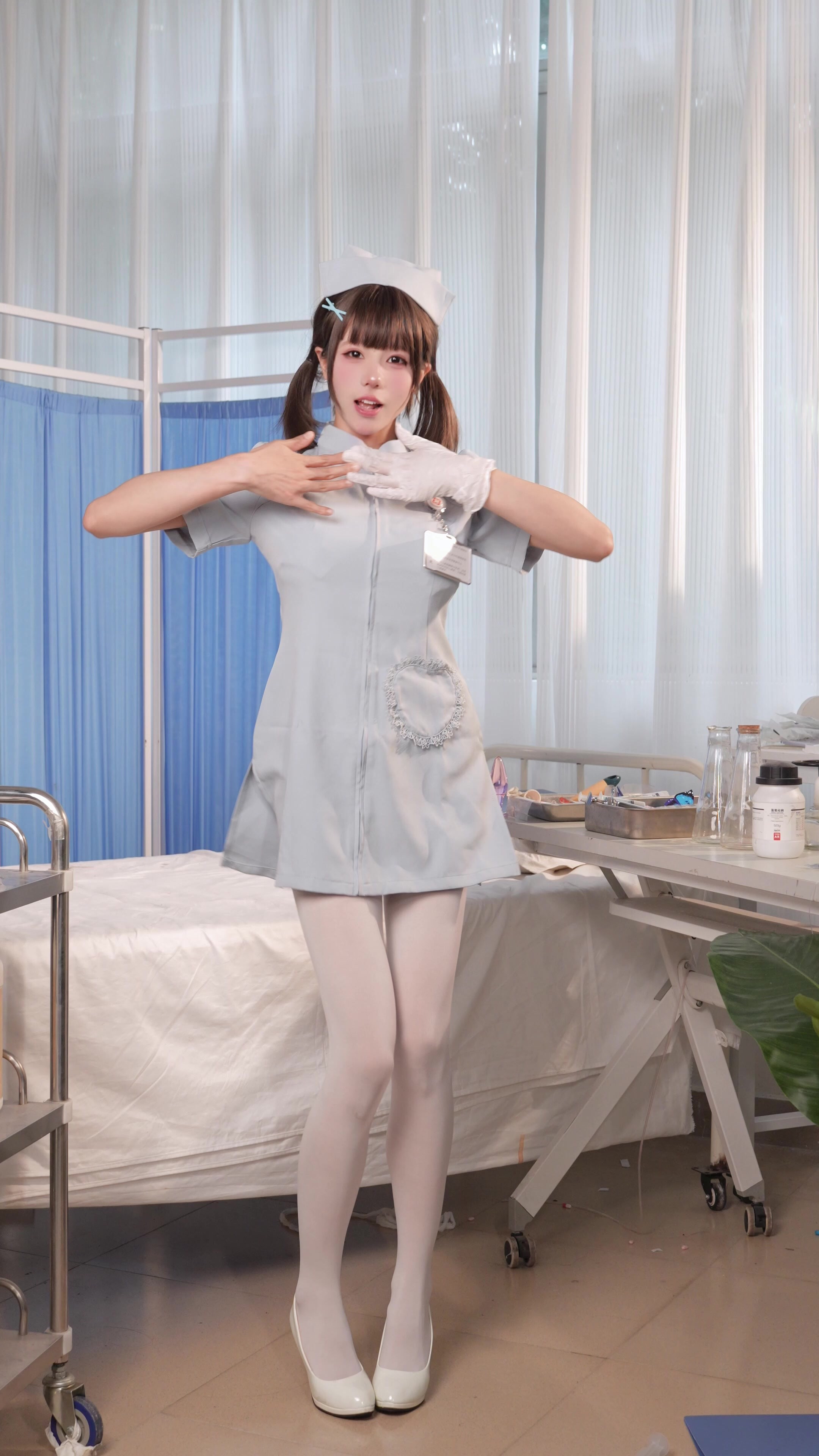 推薦B站up主【Yiko濕潤兔（咬一口兔娘）】妄想病棟，給騷氣的小護士灌腸