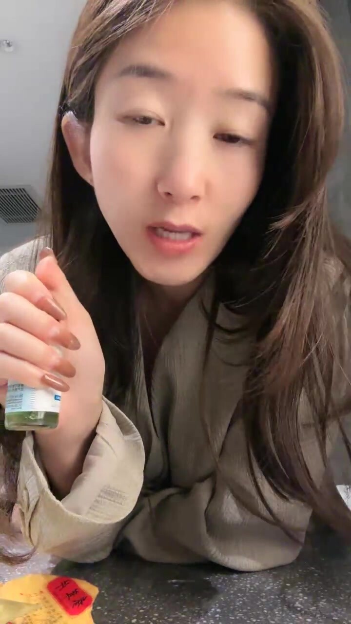 這個小少婦真不錯【明天開我嚇死了】純天然的C罩杯美乳，風情萬種，眉眼間都是誘惑，推薦 (1)