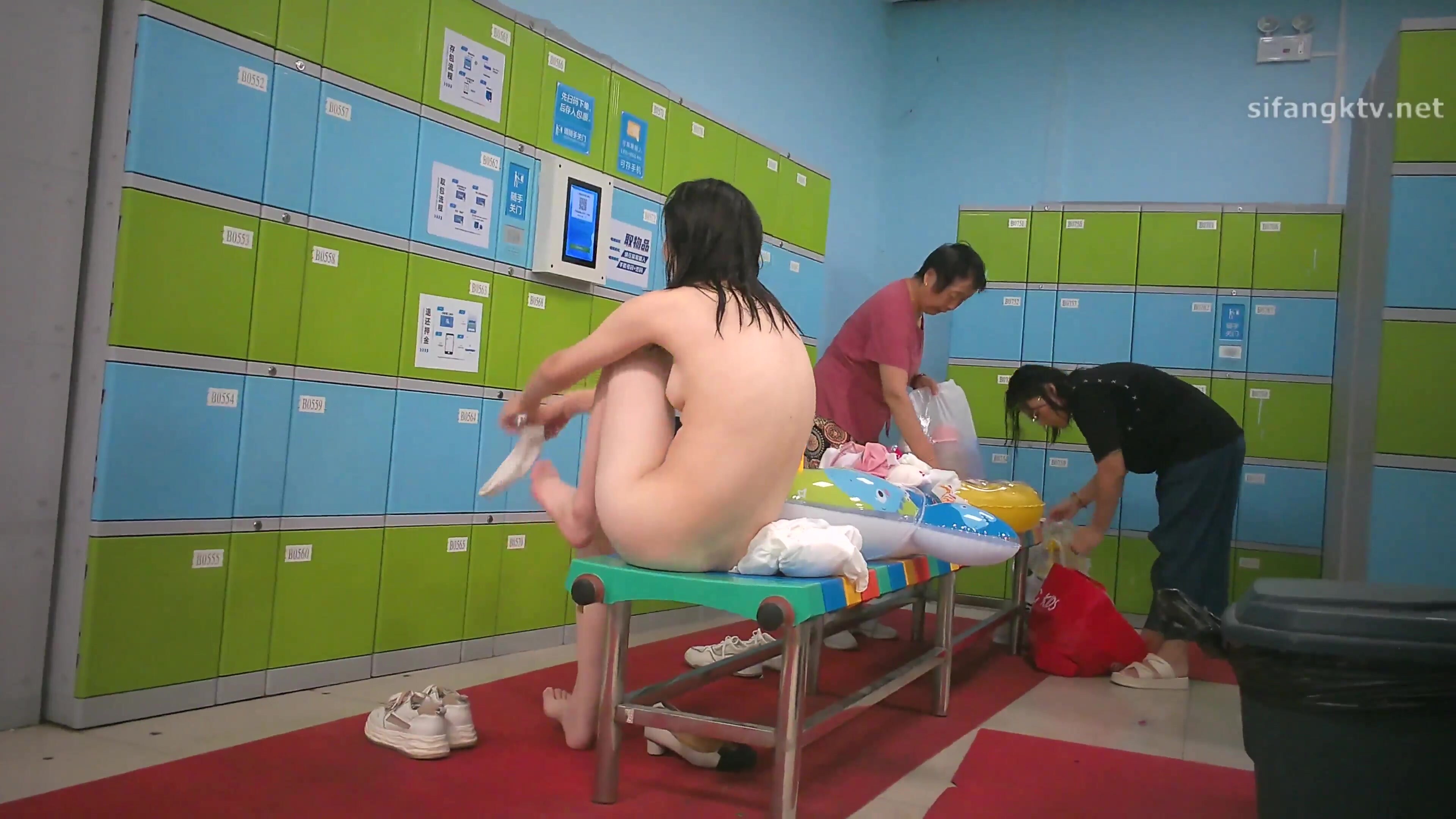 抖音巨乳網紅李雅 最新作小哥把老婆灌醉睡著強姦她多年好閨蜜