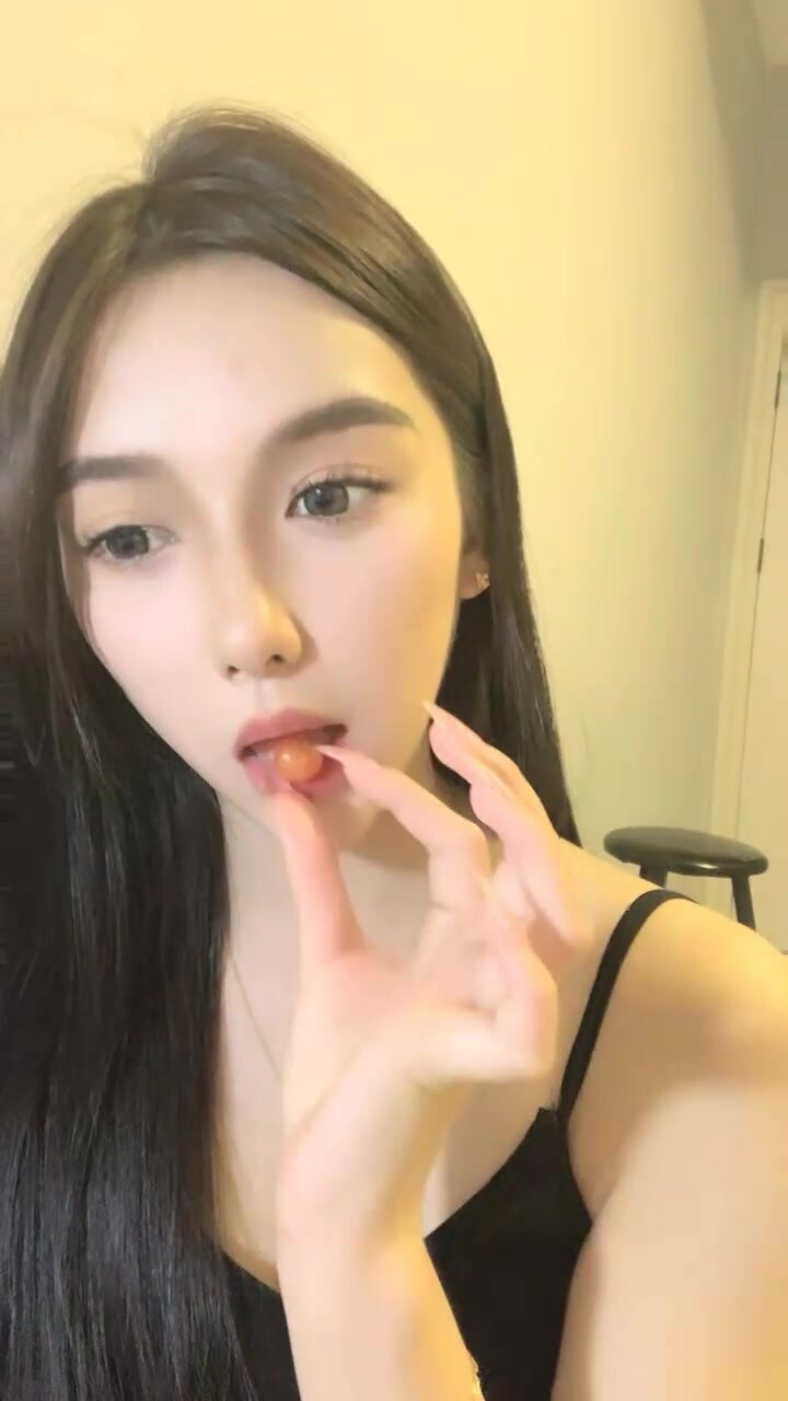 【偷走一頭豬】明星臉幾萬粉絲小網紅，清秀女神~長腿騷舞~道具黑牛~逼會下蛋，走在街上回頭率肯定高 (2)