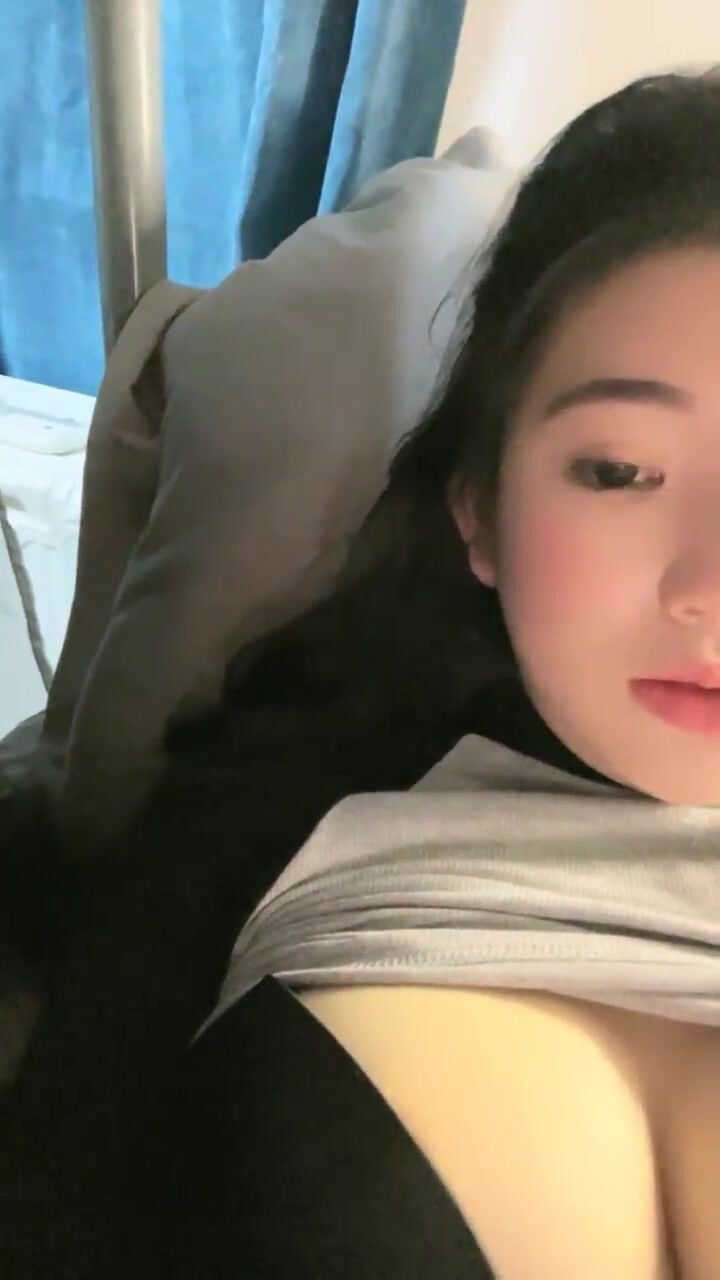 【大二學妹】南京上學真實校園宿舍，胸圍34D，饅頭粉逼，可以空降線下約，舍友在旁邊，極品 (2)