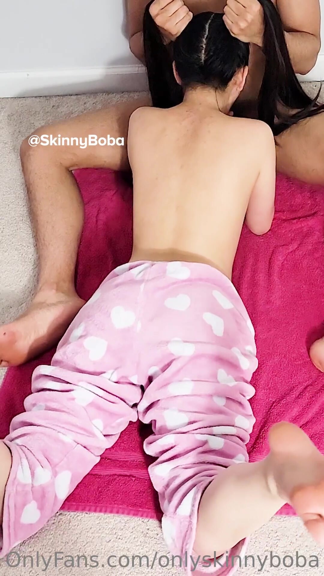 【Skinnyboba】雙馬尾可愛小母狗 小巧身材被大雞巴頂到子宮裡了，毫不吝惜地蹂躪小嫩逼 直接把她幹到高潮 (2)