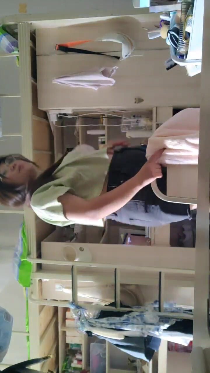 【小土豆】巨乳大學生下海，宿舍直播~超級大奶子，正宗大學生，宿舍還有人，爽到噴水 (3)