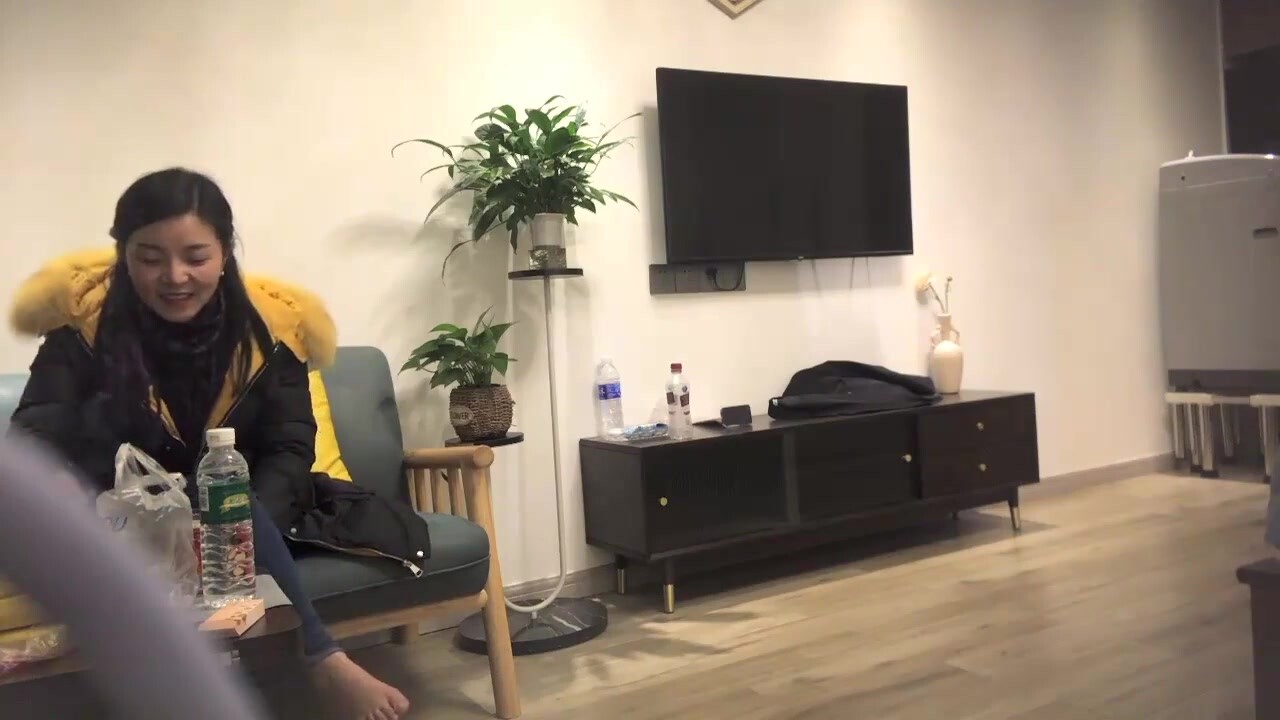 高顏輕熟女 你想幹嘛你手機呢 手機在充電 身材苗條性格不錯先聊聊天吃點東西補充能量 老是怕偷拍 被小哥猛力輸出