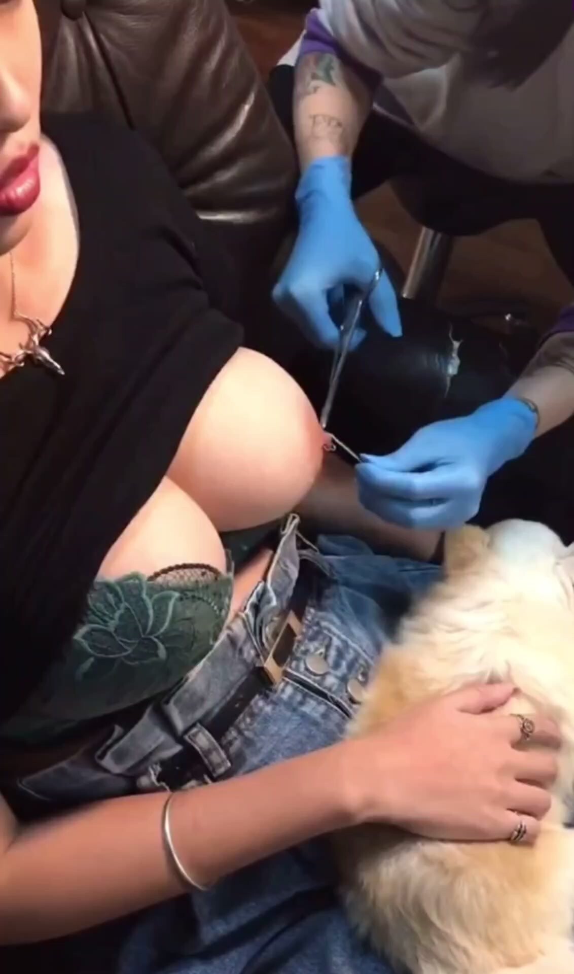 高顏紋身妹紙 網上直播穿孔打乳環