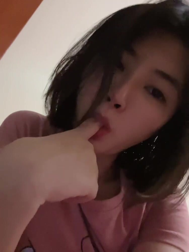 色膽包天坑神，大商場公共女廁，氣窗俯視全景偸拍超多小姐姐方便，各種完美光滑的美臀 (2)