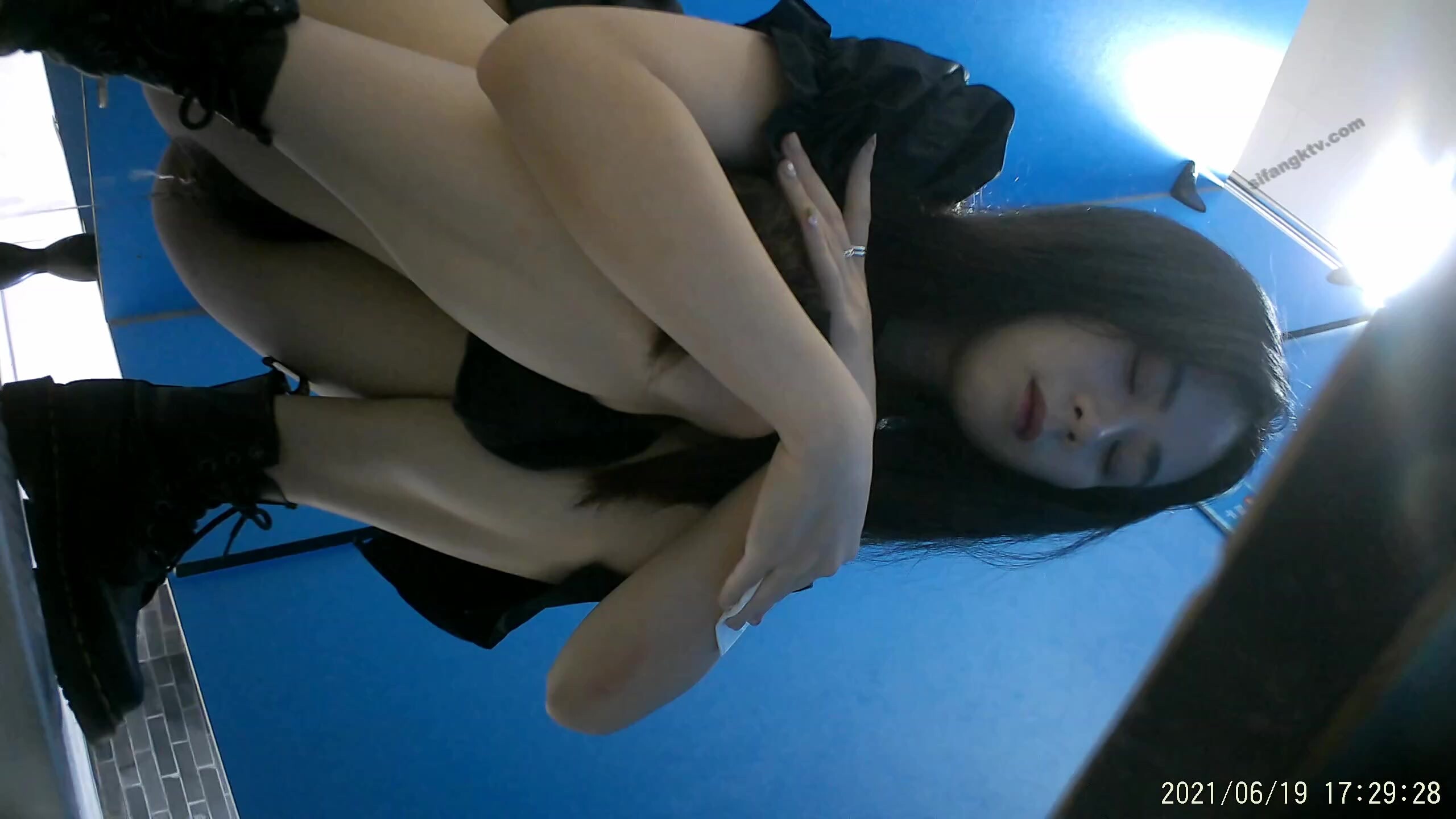 商場隔板女廁全景偷拍多位美女噓噓還有一位女神級的小姐姐 (1)