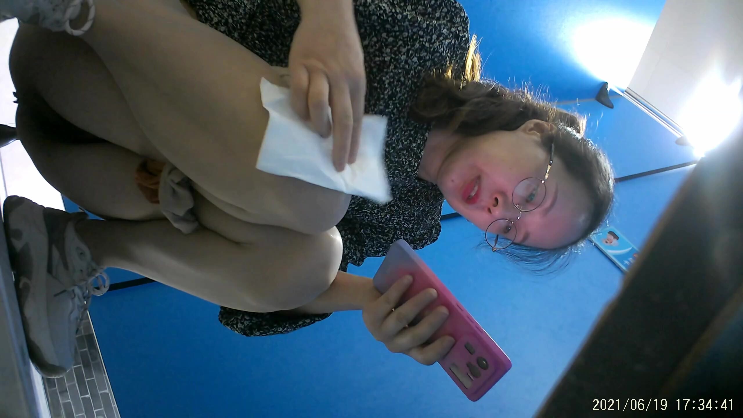 商場隔板女廁全景偷拍多位美女噓噓還有一位女神級的小姐姐 (2)