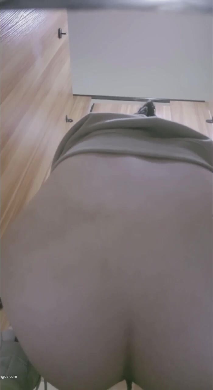 十一月新流出私房大神極品收藏商場女廁全景後拍系列豹紋迷彩褲美眉陰蒂過長像根小雞雞似的 (1)