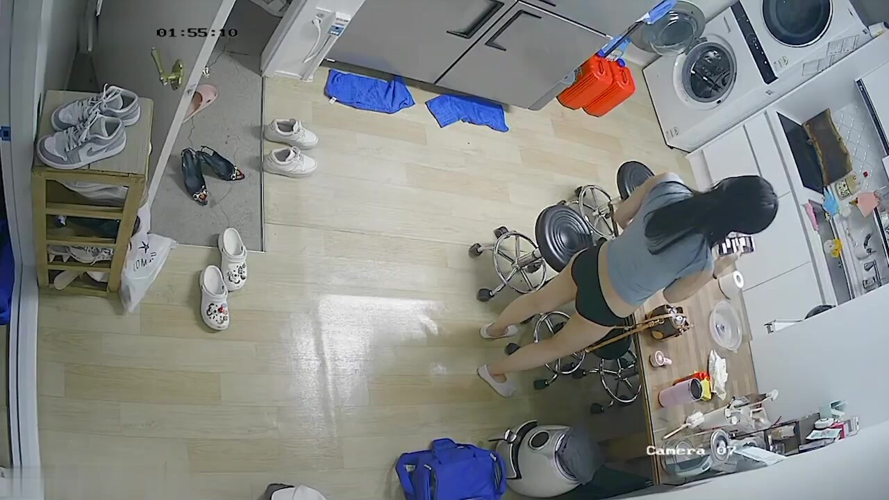 鹹濕房東出租屋偷裝攝像頭偷拍合租白領美女的日常生活模特身材靚妹脫光光吃水果