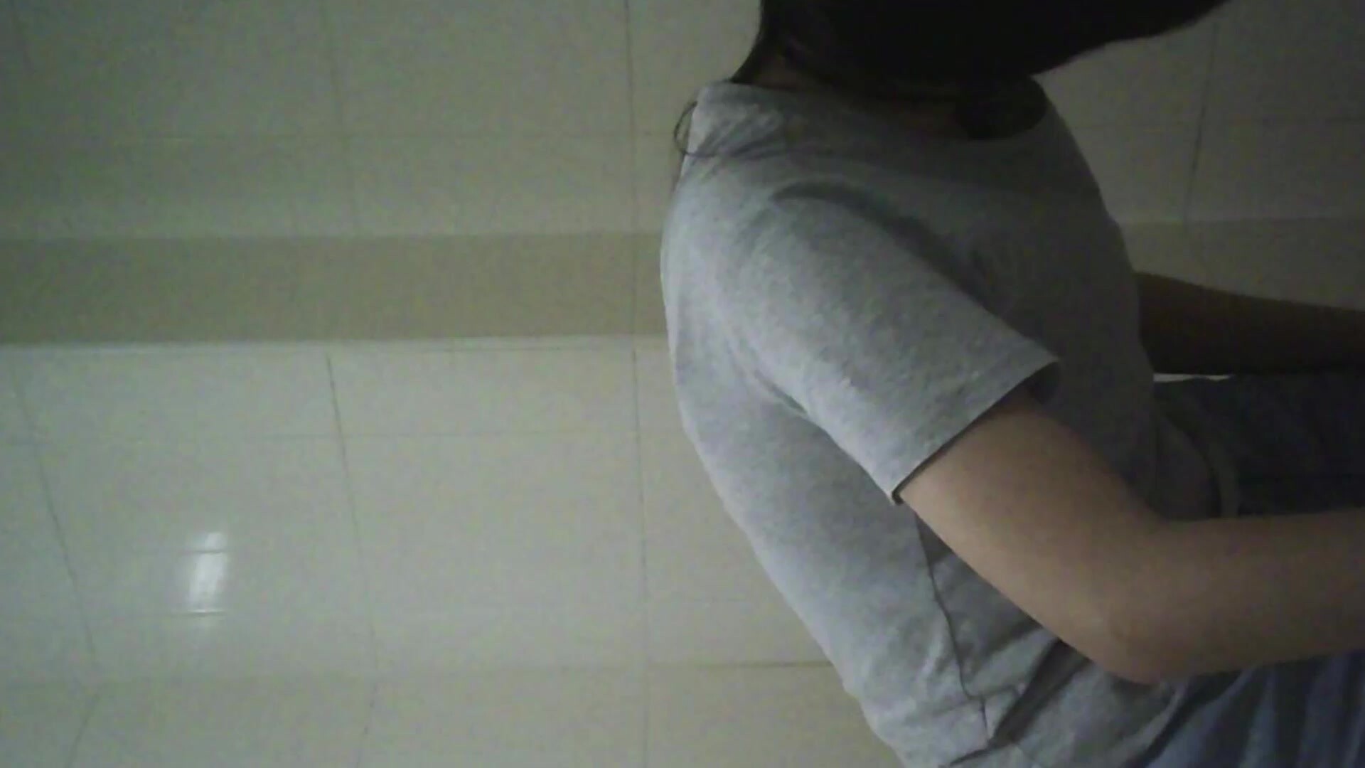 浴室暗藏攝像頭偷拍表姐洗澡脫光衣服噘著小嘴的模樣可愛極了