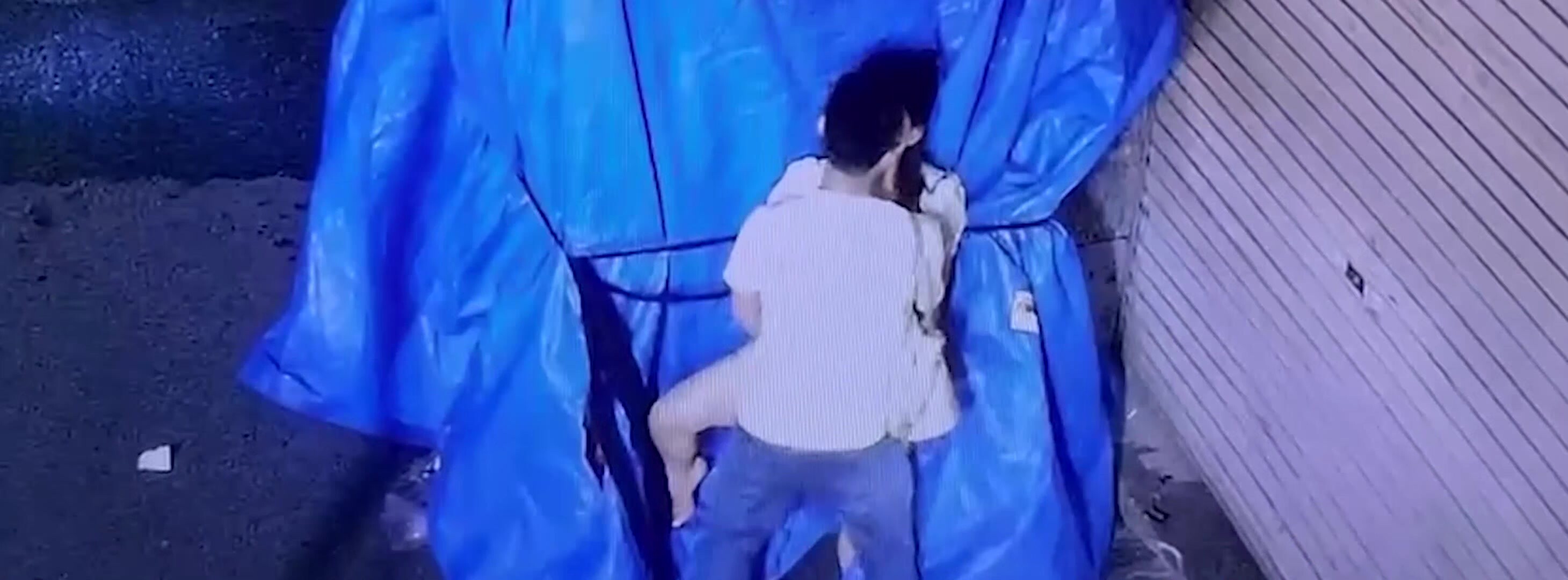 深夜小區驚現情侶野戰 在監控底下明目張膽上演春宮戲 大家都是成年人就不能去開個房嗎