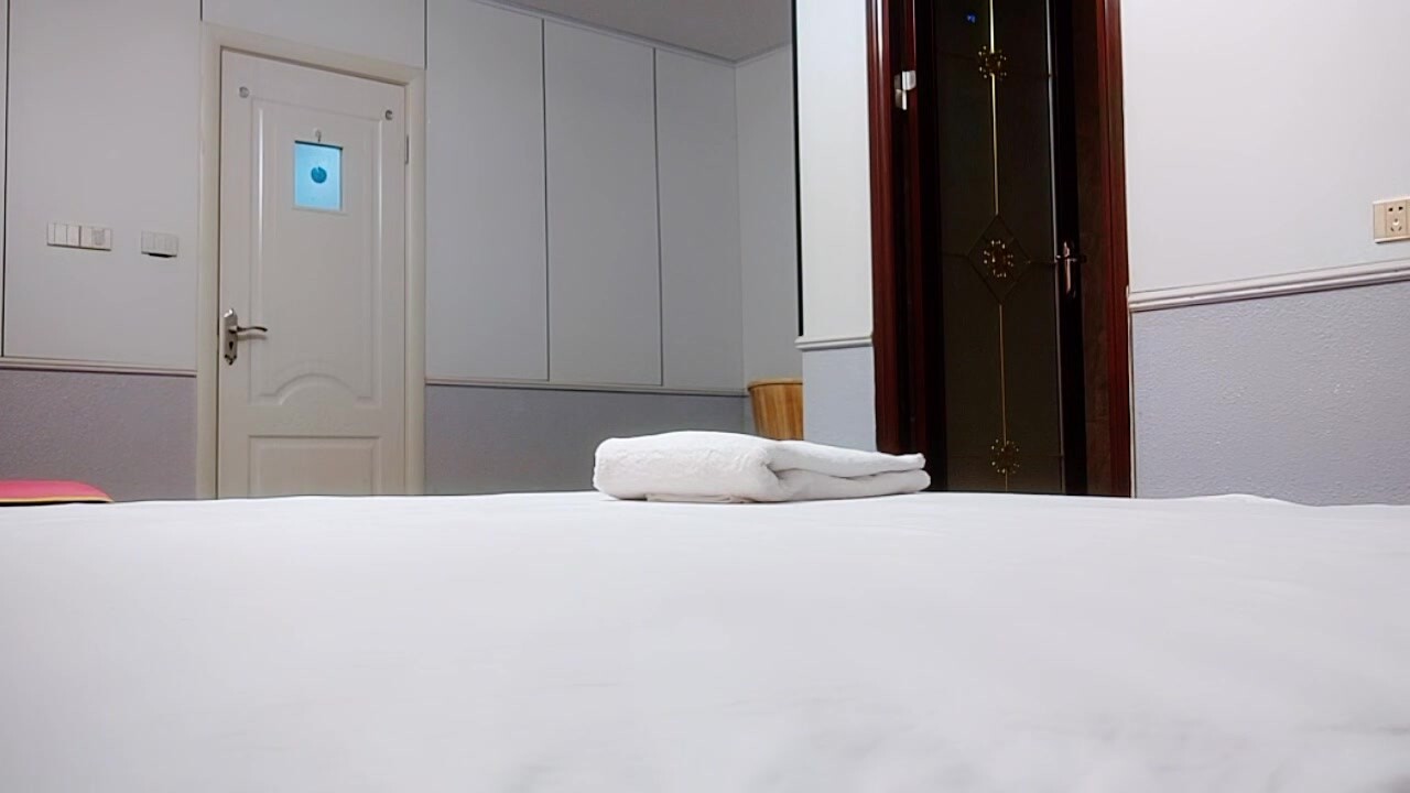 【秦少會所探花】來了一個新技師，小少婦胸大，裸推口交，C罩杯大奶子，今夜沒白來這一趟 (3)