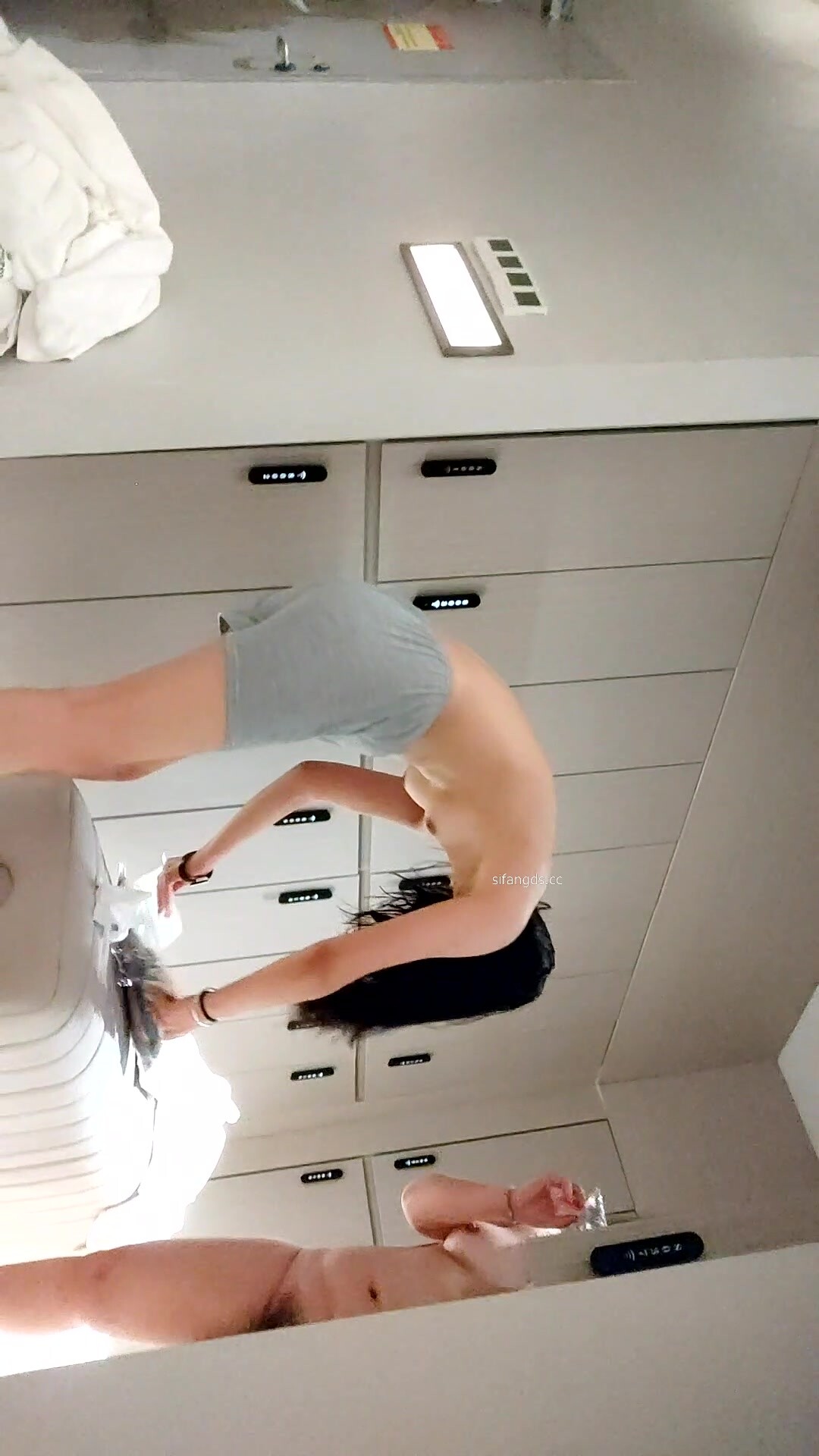 澡堂子偷拍白皙小妞撅起來屁股濃密穴毛碾壓旁邊閨蜜大黑B