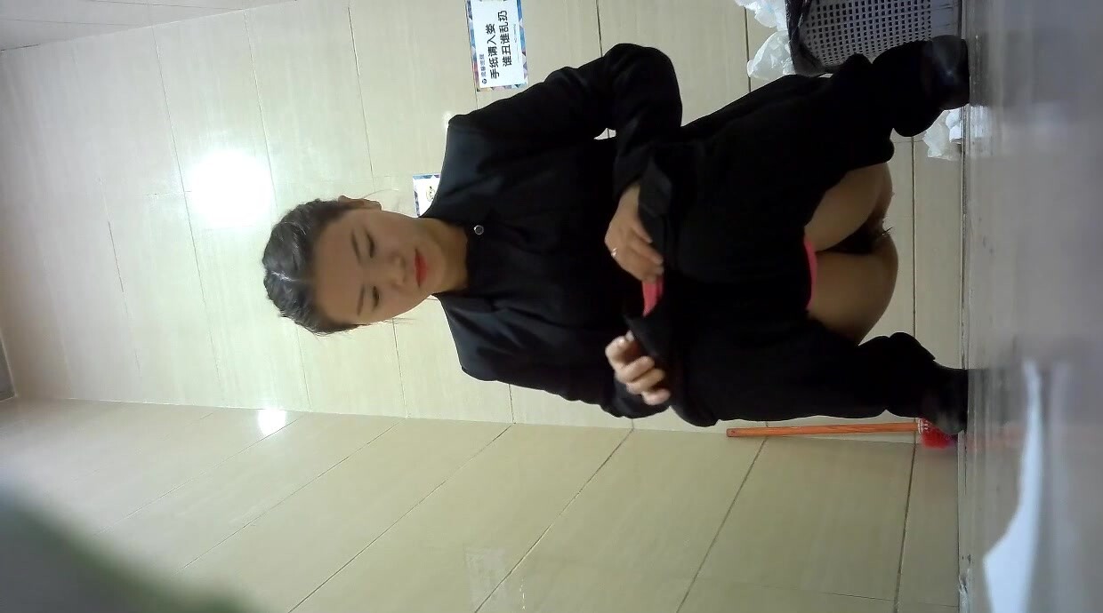 商場女廁全景偷拍平時雙腿夾的很緊的氣質女主管她的大肥B難得一見