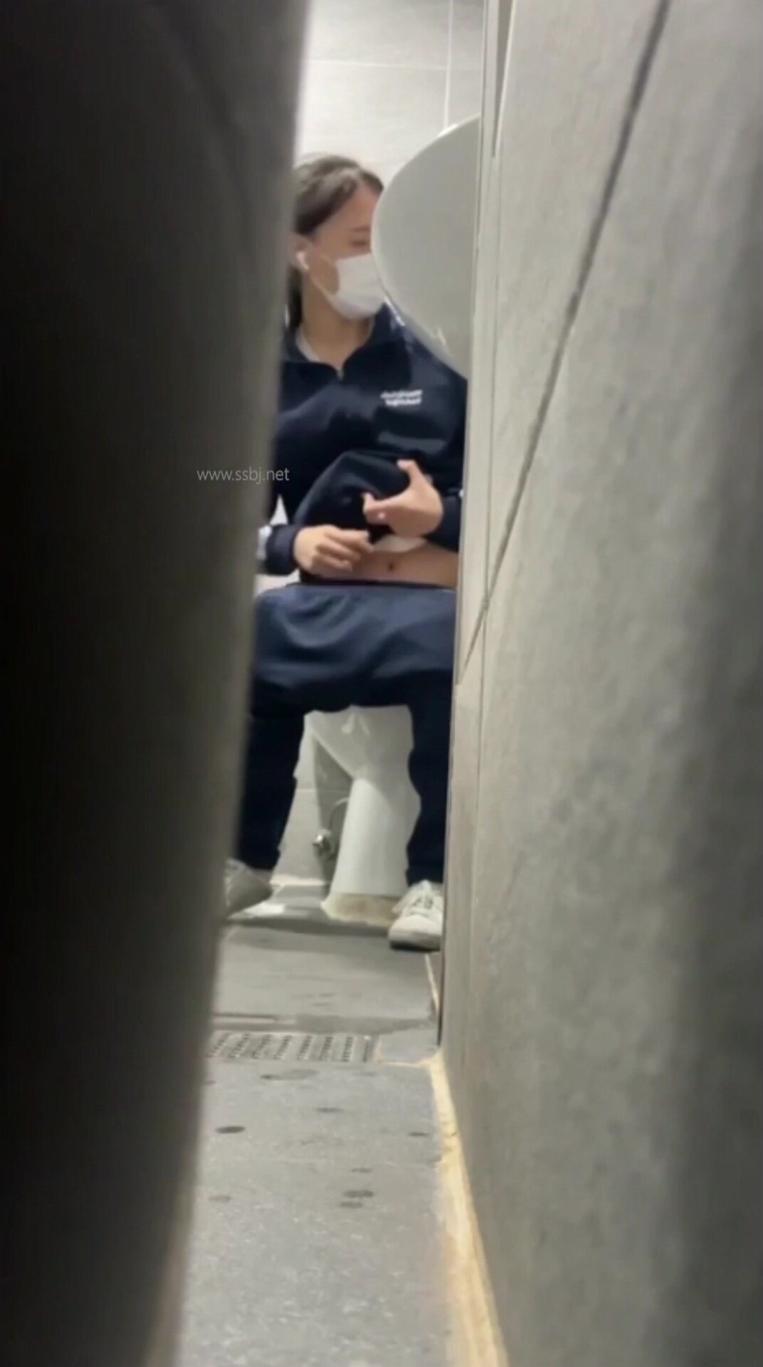 十月新流出手持廁拍屌絲男午休潛入公司女廁偷拍兩個女同事尿尿第一個美女擦逼手法有點特別